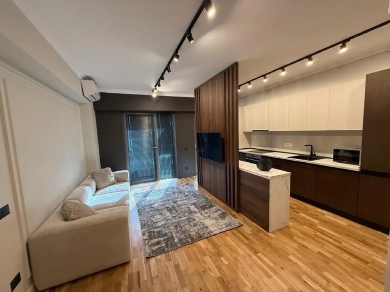 Apartament nou 2 camere lux Bld Unirii - Prima inchiriere - Apartament de 2 camere situat in bloc nou , la 50 m de Bulevardul Unirii, in imediata apropiere a Bibliotecii Nationale si Tribunalul Bucuresti.
In zona gasiti cafenele, restaurante si banci. Metroul Piata Unirii este la 10 min de mers pe jos, iar Centrul Vechi la 15 min.
Apartamentul este nou, aflat la prima inchiriere are 50,4 mp interior si terasa de 8,3 mp 

Este dotat cu:
- centrala proprie Buderus
- 2 aparate de aer conditionat Bosch
- incalzire in pardoseala
- parchet triplustratificat
- 2 Televizoare LG
- Masina de spalat rufe si uscator Beko
- canapea 3 locuri 
- pat mare 180*200 cm

Bucatarie din furnir echipata cu:
- Plita, cuptor, masina de spălat vase si frigider incrorporabil Electrolux
- Cuptor cu microunde Gorenje
- Fierbator apa Gorenje

Terasa este mobilată cu o canapea 3 locuri și 2 fotolii si loc de prcare inclus .
Disponibil imediat . Se inchiriaza complet mobilat si utilat.

Va stam la dispozitie pentru informatii suplimentare sau pentru programarea unei vizionari.
Comisionul agentiei este de 50% din prima prima luna, iar perioada minima a inchirierii este de 12 luni.

Cu deosebita consideratie,
Arbore Real Estate