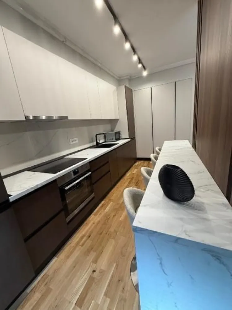 Apartament nou 2 camere lux Bld Unirii - Prima inchiriere - Apartament de 2 camere situat in bloc nou , la 50 m de Bulevardul Unirii, in imediata apropiere a Bibliotecii Nationale si Tribunalul Bucuresti.
In zona gasiti cafenele, restaurante si banci. Metroul Piata Unirii este la 10 min de mers pe jos, iar Centrul Vechi la 15 min.
Apartamentul este nou, aflat la prima inchiriere are 50,4 mp interior si terasa de 8,3 mp 

Este dotat cu:
- centrala proprie Buderus
- 2 aparate de aer conditionat Bosch
- incalzire in pardoseala
- parchet triplustratificat
- 2 Televizoare LG
- Masina de spalat rufe si uscator Beko
- canapea 3 locuri 
- pat mare 180*200 cm

Bucatarie din furnir echipata cu:
- Plita, cuptor, masina de spălat vase si frigider incrorporabil Electrolux
- Cuptor cu microunde Gorenje
- Fierbator apa Gorenje

Terasa este mobilată cu o canapea 3 locuri și 2 fotolii si loc de prcare inclus .
Disponibil imediat . Se inchiriaza complet mobilat si utilat.

Va stam la dispozitie pentru informatii suplimentare sau pentru programarea unei vizionari.
Comisionul agentiei este de 50% din prima prima luna, iar perioada minima a inchirierii este de 12 luni.

Cu deosebita consideratie,
Arbore Real Estate