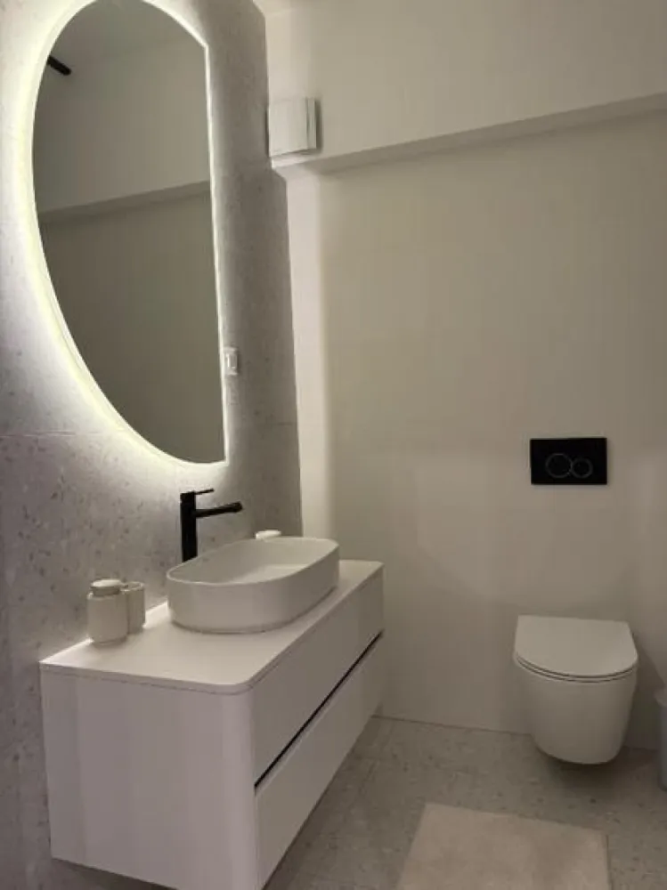 Apartament nou 2 camere lux Bld Unirii - Prima inchiriere - Apartament de 2 camere situat in bloc nou , la 50 m de Bulevardul Unirii, in imediata apropiere a Bibliotecii Nationale si Tribunalul Bucuresti.
In zona gasiti cafenele, restaurante si banci. Metroul Piata Unirii este la 10 min de mers pe jos, iar Centrul Vechi la 15 min.
Apartamentul este nou, aflat la prima inchiriere are 50,4 mp interior si terasa de 8,3 mp 

Este dotat cu:
- centrala proprie Buderus
- 2 aparate de aer conditionat Bosch
- incalzire in pardoseala
- parchet triplustratificat
- 2 Televizoare LG
- Masina de spalat rufe si uscator Beko
- canapea 3 locuri 
- pat mare 180*200 cm

Bucatarie din furnir echipata cu:
- Plita, cuptor, masina de spălat vase si frigider incrorporabil Electrolux
- Cuptor cu microunde Gorenje
- Fierbator apa Gorenje

Terasa este mobilată cu o canapea 3 locuri și 2 fotolii si loc de prcare inclus .
Disponibil imediat . Se inchiriaza complet mobilat si utilat.

Va stam la dispozitie pentru informatii suplimentare sau pentru programarea unei vizionari.
Comisionul agentiei este de 50% din prima prima luna, iar perioada minima a inchirierii este de 12 luni.

Cu deosebita consideratie,
Arbore Real Estate