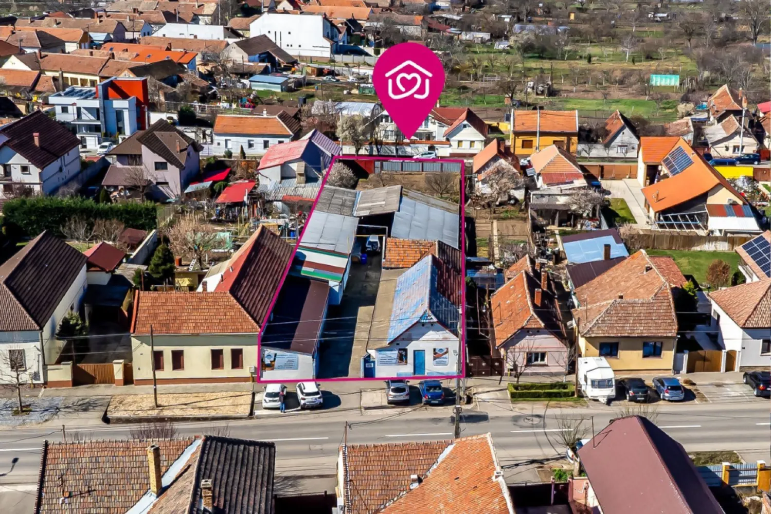 Teren 1358mp | str. Guttenbrunn | Aradul Nou - Îți propun spre vânzare o proprietate situată în Aradul Nou, pe strada Adam Müller-Guttenbrunn, formată din teren în suprafață totală de 1.358 mp și 176 mp construcții existente.

Unul dintre principalele avantaje ale proprietății este faptul că beneficiază de două fronturi stradale, cu front principal de 18 ml, aspect care oferă flexibilitate ridicată pentru dezvoltare sau reorganizare.

Proprietatea dispune de utilități complete și poate fi potrivită pentru mai multe tipuri de proiecte: dezvoltare multifamilială | sediu firmă / birouri | atelier sau producție ușoară | proiect mixt rezidențial-comercial

Este o oportunitate bună pentru cumpărători care caută un teren cu construcții existente, amplasat într-o zonă cu potențial de dezvoltare.

Preț repoziționat: 259.000 Euro de la 275.000 Euro
Comision 0%!

Pentru detalii suplimentare sau programarea unei vizionări: Andreea Szuchanszki– consultant imobiliar | 0742 267 773

Te ajut gratuit și cu oferte de finanțare de la 16 bănci.

Vrei să vinzi o proprietate în Arad? Beneficiezi de evaluare gratuită.

ACASĂ | Agenție imobiliară Arad
Bd. Decebal 2, Arad
