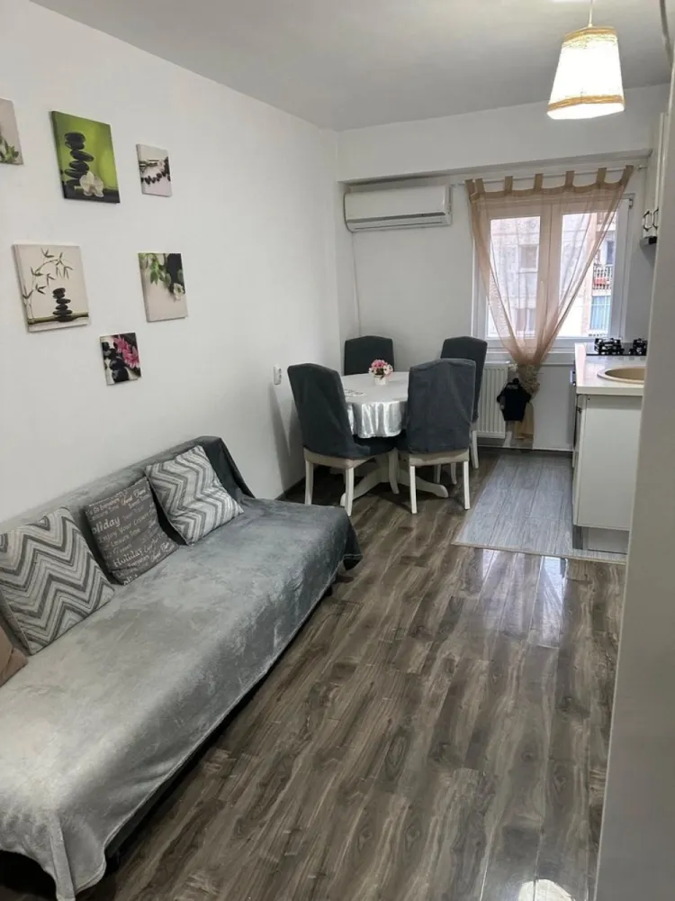 Închiriez apartament 2 camere zona tei - Închiriez apartament 2 camere pe termen lung,minim 1 an,direct proprietar.
Prețul este de 450 de euro pe luna plus utilități și 450 de euro garanție.
Zona tei,strada Otesani.
Nu accept animale de companie.
Nu colaborez cu agenții.