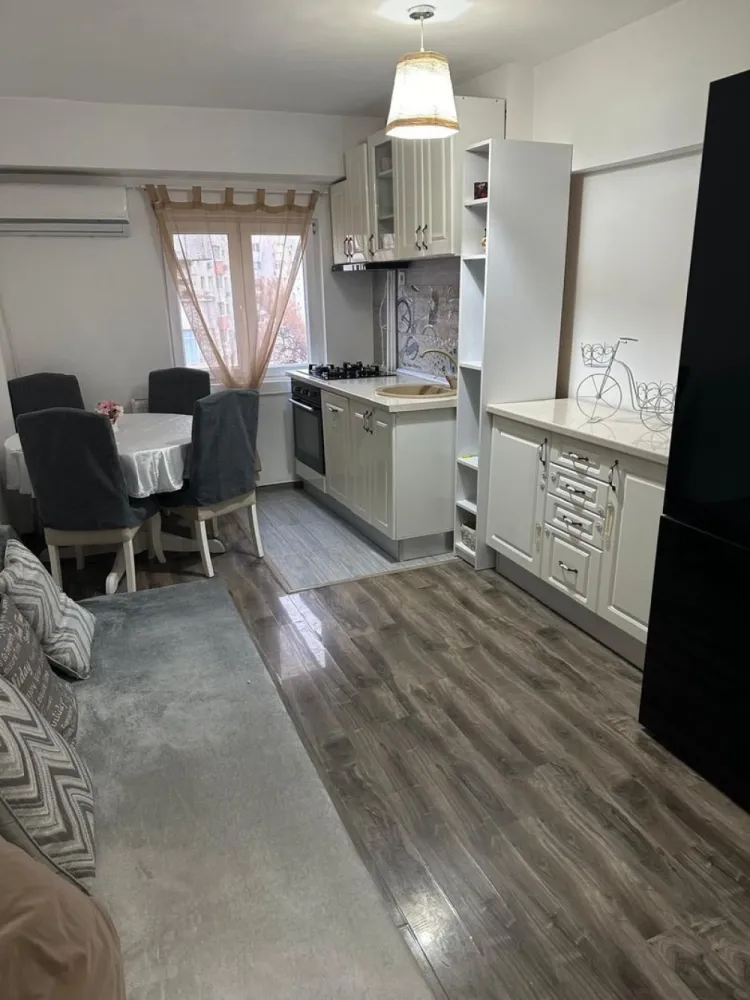 Închiriez apartament 2 camere zona tei - Închiriez apartament 2 camere pe termen lung,minim 1 an,direct proprietar.
Prețul este de 450 de euro pe luna plus utilități și 450 de euro garanție.
Zona tei,strada Otesani.
Nu accept animale de companie.
Nu colaborez cu agenții.