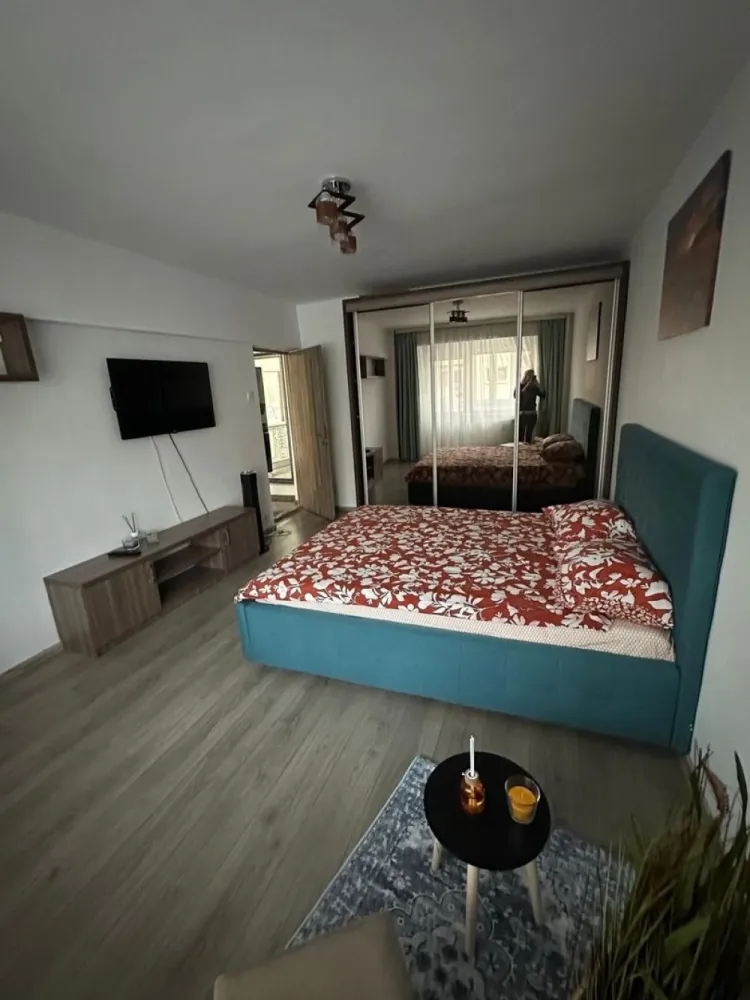 Închiriez apartament 2 camere zona tei - Închiriez apartament 2 camere pe termen lung,minim 1 an,direct proprietar.
Prețul este de 450 de euro pe luna plus utilități și 450 de euro garanție.
Zona tei,strada Otesani.
Nu accept animale de companie.
Nu colaborez cu agenții.