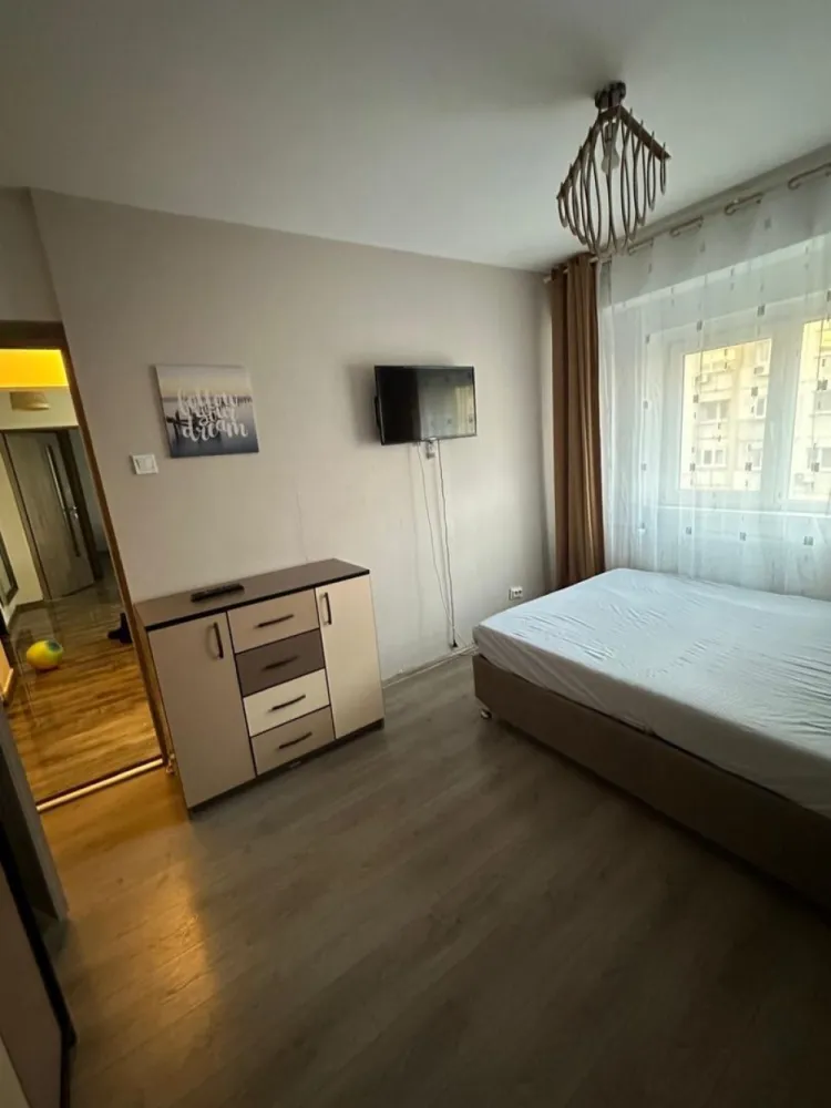 Închiriez apartament 2 camere zona tei - Închiriez apartament 2 camere pe termen lung,minim 1 an,direct proprietar.
Prețul este de 450 de euro pe luna plus utilități și 450 de euro garanție.
Zona tei,strada Otesani.
Nu accept animale de companie.
Nu colaborez cu agenții.