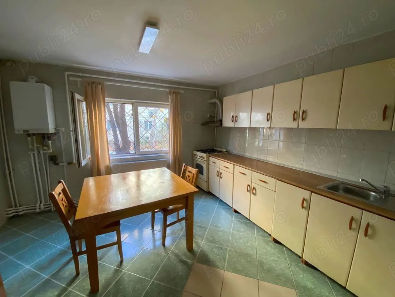 proprietar inchiriez apartament 2 camere Tei - Lacul Tei - Vidin, direct proprietar (comision zero),
inchiriez apartament de 2 camere mobilat, atat pentru rezidenta cat si pentru activitate de firma, proaspat renovat si 
igienizat, spatios, bucatarie generoasa, balcon, Centrala Termica de apartament, zona verde - pozitionat intre 2 parcuri: Tei si Circului, zona prezinta multiple puncte de interes cu gradinite scoli spitale restaurante si supermarketuri, acces rapid mijloace de transport, disponibil termen lung, avans 1+1