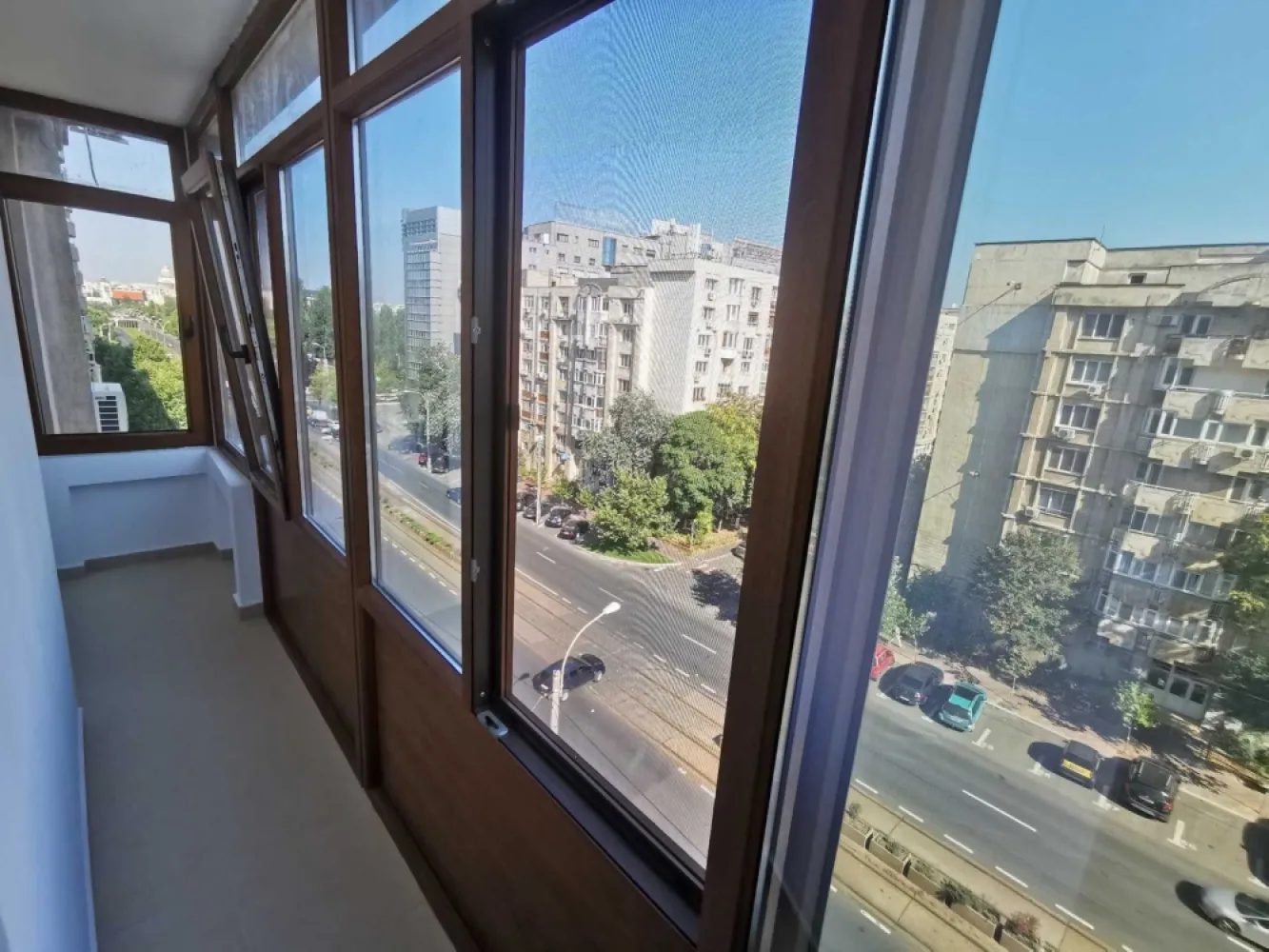 Ag BRASADAS închiriază ap 2 cam etaj 6/9 Blv Octavian Goga. - Agenția BRASADAS închiriază apartament cu doua camere pe Bulevardul Octavian Goga la etajul 6/7, bloc monolit din 1990 in sectorul 3.

Este renovat recent, mobilat si utilat complet.
Vederea apartamentului este catre bulevardul principal.

Este ideal pentru un cuplu sau o familie care este in cautarea unui apartament intr-o zona civilizata a orasului (gradinite/scoli/mall/transport in comun in imediata apropiere.

Pentru mai multe oferte, accesați: www.brasadas.com.