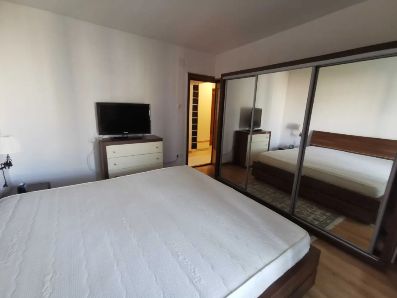 Ag BRASADAS închiriază ap 2 cam etaj 6/9 Blv Octavian Goga. - Agenția BRASADAS închiriază apartament cu doua camere pe Bulevardul Octavian Goga la etajul 6/7, bloc monolit din 1990 in sectorul 3.

Este renovat recent, mobilat si utilat complet.
Vederea apartamentului este catre bulevardul principal.

Este ideal pentru un cuplu sau o familie care este in cautarea unui apartament intr-o zona civilizata a orasului (gradinite/scoli/mall/transport in comun in imediata apropiere.

Pentru mai multe oferte, accesați: www.brasadas.com.