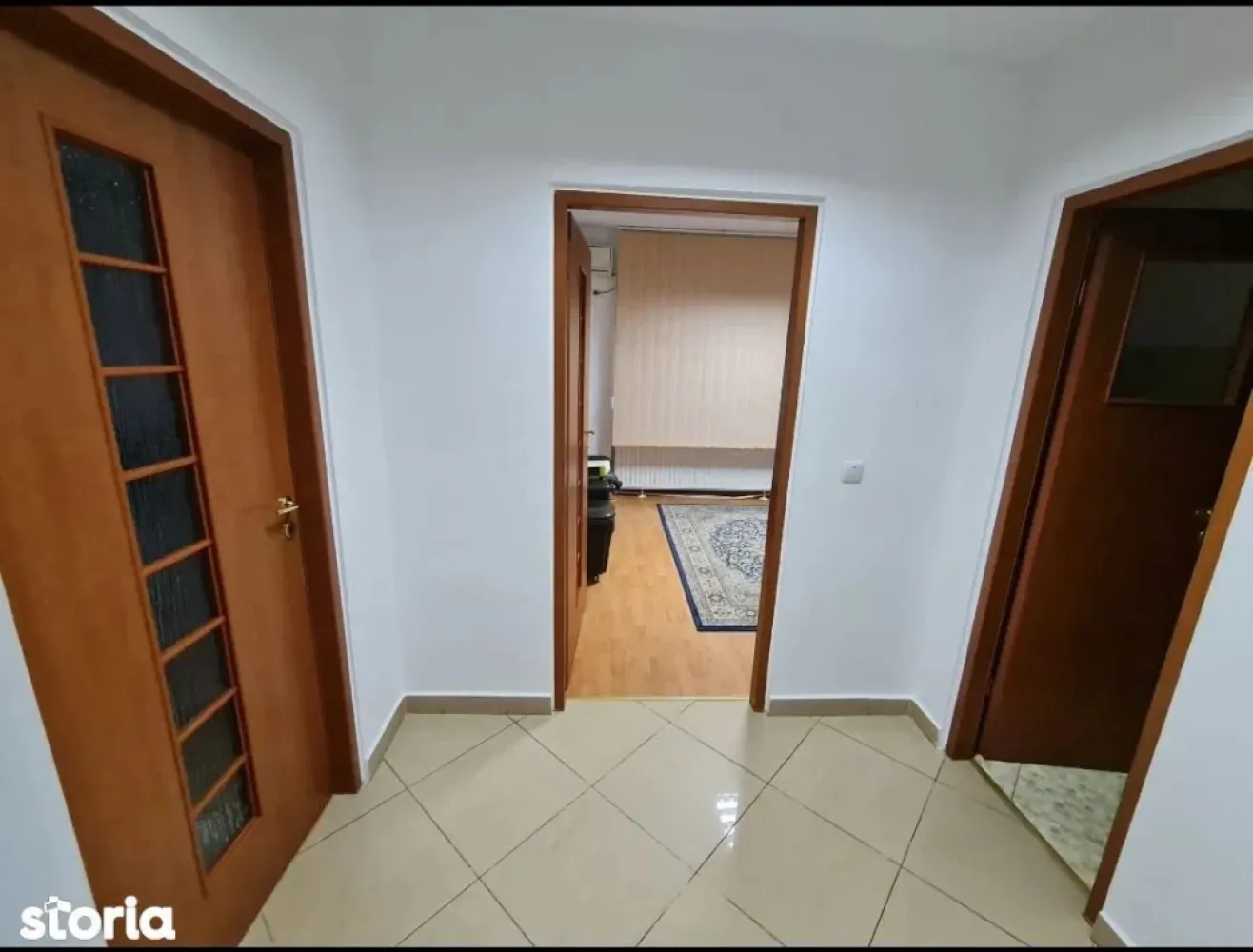 BRASADAS vinde casa deosebita in zona Bercu Rosu. - Agentia imobiliara BRASADAS vinde CASA DEOSEBITA, FINISAJE MODERNE, ideală pentru cei care caută confort, spațiu și calitate într-o zonă liniștită și exclusivistă. 
Casa impresionează prin designul modern, finisajele premium și compartimentarea excelentă, oferind tot ceea ce are nevoie o familie pentru un stil de viață relaxat și elegant.
Caracteristici principale ale proprietății:
Suprafață utilă: 370 mp  Teren: 5 ari  Subsol: 60 mp (inclusiv sală de forță complet amenajată)
Interior
* 3 dormitoare spațioase
* 4 băi moderne, fiecare cu dotări diferite:
 * 1 baie cu cadă
 * 1 baie cu jacuzzi
 * 1 baie cu duș
 * încă o baie de serviciu
* Living generos, luminos, perfect pentru momentele în familie
* Dressing mare, bine organizat, cu spațiu amplu de depozitare
* 1 birou ideal pentru lucru de acasă
* 2 bucătării complet utilate – perfect pentru familie mare sau pentru cei care gătesc des
* Beci spațios, ideal pentru depozitare și organizare
* Sală de forță integrată, deja amenajată
Dotări și finisaje
* Centrală nouă în condensație – eficiență energetică maximă
* Izolație exterioară de 15 cm grafit – temperatură optimă în orice sezon
* Glafuri din granit negru – detalii elegante și durabile
* Garaj dublu cu uși automatizate
* Spații exterioare iluminate modern
Exterior
* Curte de 5 ari, ideală pentru relaxare, grădinărit sau activități în aer liber
* Terase și balcoane spațioase, cu balustrade moderne.
www.brasadas.com.