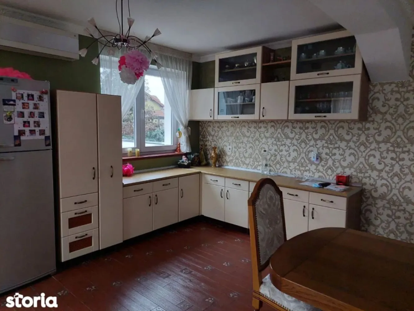 BRASADAS vinde casa deosebita in zona Bercu Rosu. - Agentia imobiliara BRASADAS vinde CASA DEOSEBITA, FINISAJE MODERNE, ideală pentru cei care caută confort, spațiu și calitate într-o zonă liniștită și exclusivistă. 
Casa impresionează prin designul modern, finisajele premium și compartimentarea excelentă, oferind tot ceea ce are nevoie o familie pentru un stil de viață relaxat și elegant.
Caracteristici principale ale proprietății:
Suprafață utilă: 370 mp  Teren: 5 ari  Subsol: 60 mp (inclusiv sală de forță complet amenajată)
Interior
* 3 dormitoare spațioase
* 4 băi moderne, fiecare cu dotări diferite:
 * 1 baie cu cadă
 * 1 baie cu jacuzzi
 * 1 baie cu duș
 * încă o baie de serviciu
* Living generos, luminos, perfect pentru momentele în familie
* Dressing mare, bine organizat, cu spațiu amplu de depozitare
* 1 birou ideal pentru lucru de acasă
* 2 bucătării complet utilate – perfect pentru familie mare sau pentru cei care gătesc des
* Beci spațios, ideal pentru depozitare și organizare
* Sală de forță integrată, deja amenajată
Dotări și finisaje
* Centrală nouă în condensație – eficiență energetică maximă
* Izolație exterioară de 15 cm grafit – temperatură optimă în orice sezon
* Glafuri din granit negru – detalii elegante și durabile
* Garaj dublu cu uși automatizate
* Spații exterioare iluminate modern
Exterior
* Curte de 5 ari, ideală pentru relaxare, grădinărit sau activități în aer liber
* Terase și balcoane spațioase, cu balustrade moderne.
www.brasadas.com.