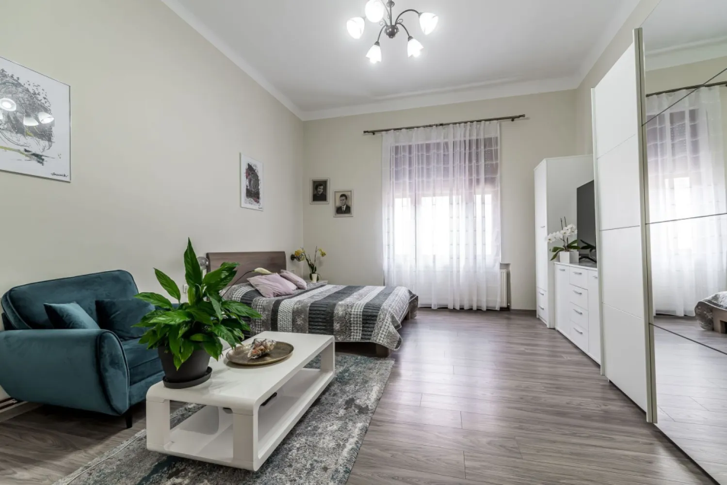Apartament ultracentral cu 4 camere decomandat, etaj intermediar - Comision 0% 
Apartament cu 4 camere, complet decomandat, situat la etajul 2 din 3 al unei clădiri istorice recent restaurate, cu fațada și acoperișul renovate, iar curtea interioară în curs de amenajare. Locuința are o suprafață utilă de 132 mp și este compusă din living, 3 dormitoare, 2 băi, bucătărie și cămară de alimente.

Apartamentul beneficiază de centrală proprie pe gaz, instalații electrice și sanitare complet înlocuite, inclusiv coloanele comune pana la parter și o compartimentare excelentă. A fost renovat parțial: două dormitoare, una dintre băi, bucătăria și holul sunt amenajate, în timp ce livingul, cea de-a doua baie și cămara necesită renovare, oferind posibilitatea amenajării după propriul gust.

O proprietate spațioasă, cu mult potențial, ideală pentru o familie sau pentru cei care apreciază farmecul clădirilor de epocă și spațiile generoase.

📞 Pentru detalii și programarea unei vizionări:
Blaga Flavius – 0754467525 Consultant imobiliar acreditat APAIR (Asociația Profesională a Agenților Imobiliari din România)

Nu dispui de toată suma? Te ajutăm noi gratuit! Îți obținem oferte de la 16 bănci.
Ai o proprietate de vânzare în Arad și vrei să știi cât valorează cu adevărat?

Birou: ACASĂ | Agenție imobiliară Arad
Adresă: Bulevardul Decebal 2, Arad 310133