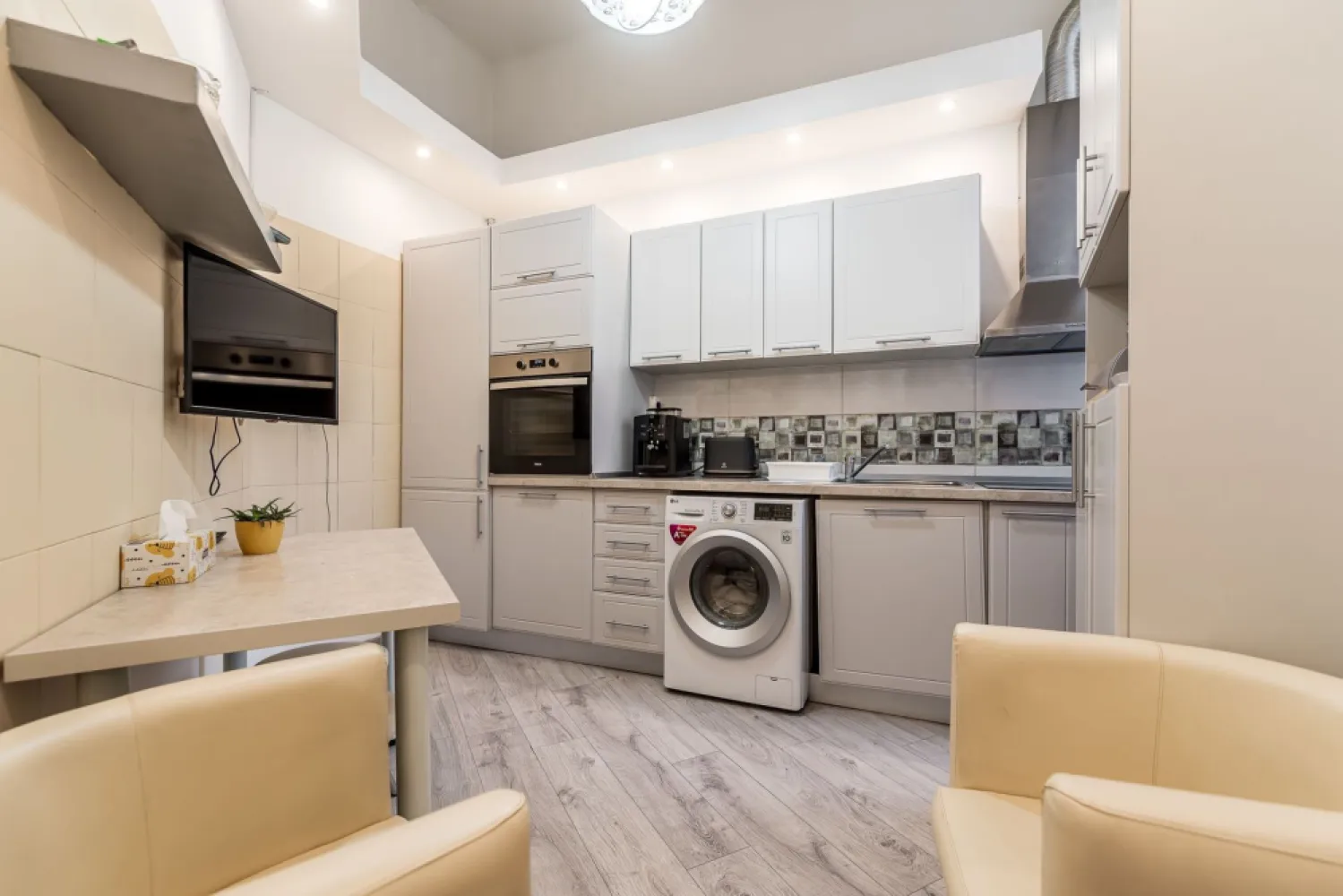 Apartament ultracentral cu 4 camere decomandat, etaj intermediar - Comision 0% 
Apartament cu 4 camere, complet decomandat, situat la etajul 2 din 3 al unei clădiri istorice recent restaurate, cu fațada și acoperișul renovate, iar curtea interioară în curs de amenajare. Locuința are o suprafață utilă de 132 mp și este compusă din living, 3 dormitoare, 2 băi, bucătărie și cămară de alimente.

Apartamentul beneficiază de centrală proprie pe gaz, instalații electrice și sanitare complet înlocuite, inclusiv coloanele comune pana la parter și o compartimentare excelentă. A fost renovat parțial: două dormitoare, una dintre băi, bucătăria și holul sunt amenajate, în timp ce livingul, cea de-a doua baie și cămara necesită renovare, oferind posibilitatea amenajării după propriul gust.

O proprietate spațioasă, cu mult potențial, ideală pentru o familie sau pentru cei care apreciază farmecul clădirilor de epocă și spațiile generoase.

📞 Pentru detalii și programarea unei vizionări:
Blaga Flavius – 0754467525 Consultant imobiliar acreditat APAIR (Asociația Profesională a Agenților Imobiliari din România)

Nu dispui de toată suma? Te ajutăm noi gratuit! Îți obținem oferte de la 16 bănci.
Ai o proprietate de vânzare în Arad și vrei să știi cât valorează cu adevărat?

Birou: ACASĂ | Agenție imobiliară Arad
Adresă: Bulevardul Decebal 2, Arad 310133