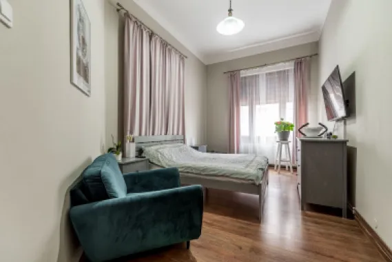 Apartament ultracentral cu 4 camere decomandat, etaj intermediar