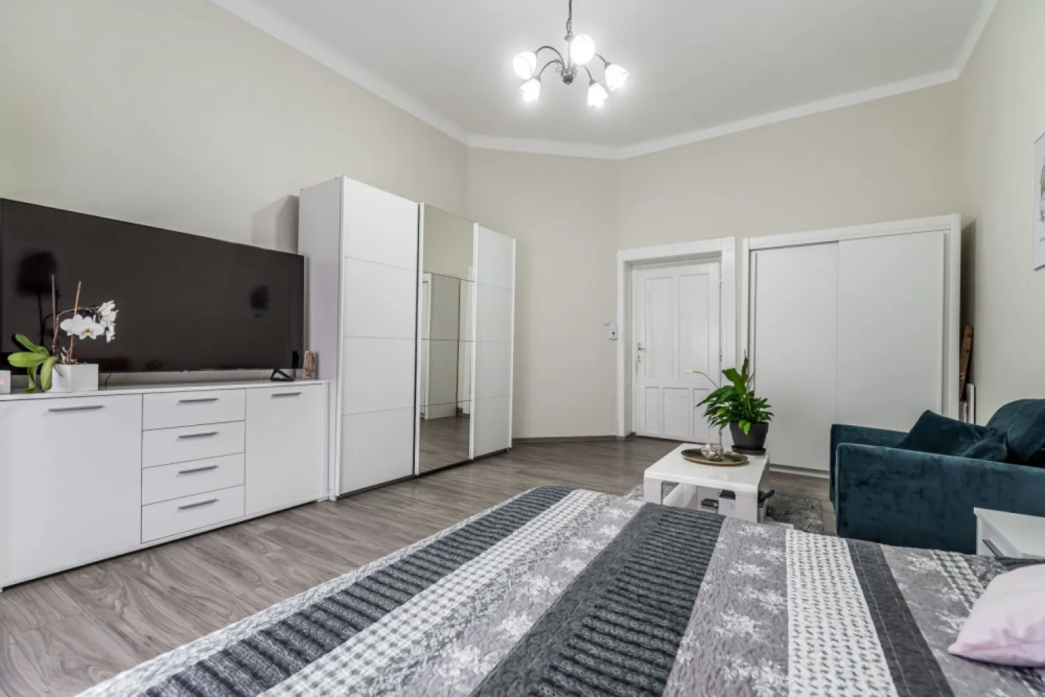 Apartament ultracentral cu 4 camere decomandat, etaj intermediar - Comision 0% 
Apartament cu 4 camere, complet decomandat, situat la etajul 2 din 3 al unei clădiri istorice recent restaurate, cu fațada și acoperișul renovate, iar curtea interioară în curs de amenajare. Locuința are o suprafață utilă de 132 mp și este compusă din living, 3 dormitoare, 2 băi, bucătărie și cămară de alimente.

Apartamentul beneficiază de centrală proprie pe gaz, instalații electrice și sanitare complet înlocuite, inclusiv coloanele comune pana la parter și o compartimentare excelentă. A fost renovat parțial: două dormitoare, una dintre băi, bucătăria și holul sunt amenajate, în timp ce livingul, cea de-a doua baie și cămara necesită renovare, oferind posibilitatea amenajării după propriul gust.

O proprietate spațioasă, cu mult potențial, ideală pentru o familie sau pentru cei care apreciază farmecul clădirilor de epocă și spațiile generoase.

📞 Pentru detalii și programarea unei vizionări:
Blaga Flavius – 0754467525 Consultant imobiliar acreditat APAIR (Asociația Profesională a Agenților Imobiliari din România)

Nu dispui de toată suma? Te ajutăm noi gratuit! Îți obținem oferte de la 16 bănci.
Ai o proprietate de vânzare în Arad și vrei să știi cât valorează cu adevărat?

Birou: ACASĂ | Agenție imobiliară Arad
Adresă: Bulevardul Decebal 2, Arad 310133