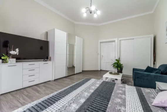 Apartament ultracentral cu 4 camere decomandat, etaj intermediar