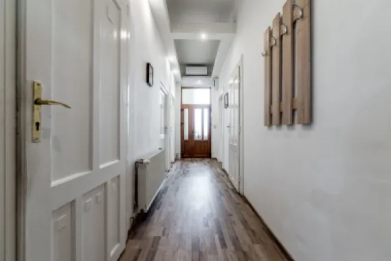 Apartament ultracentral cu 4 camere decomandat, etaj intermediar