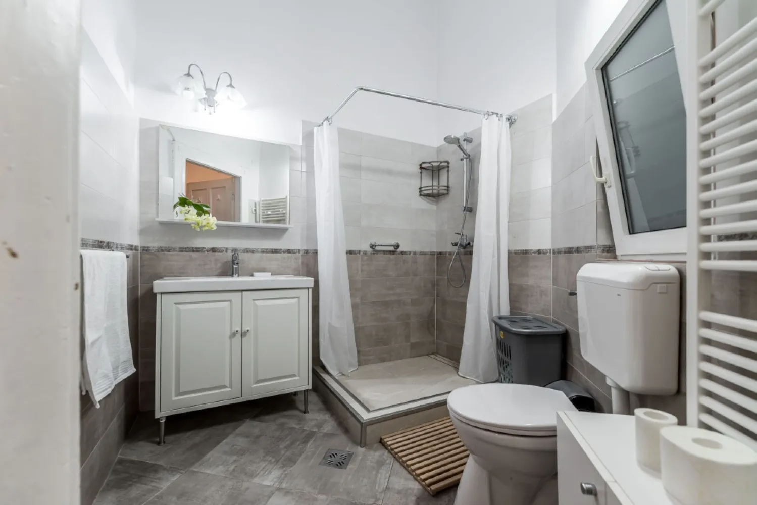 Apartament ultracentral cu 4 camere decomandat, etaj intermediar