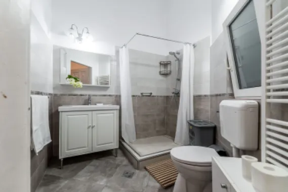 Apartament ultracentral cu 4 camere decomandat, etaj intermediar