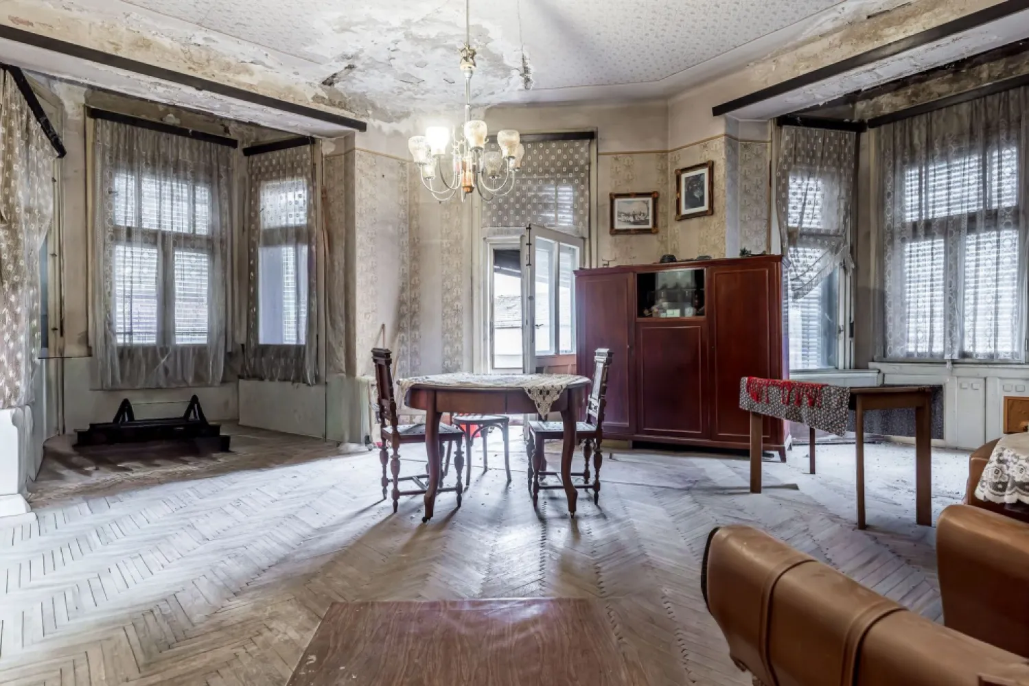 Apartament ultracentral cu 4 camere decomandat, etaj intermediar