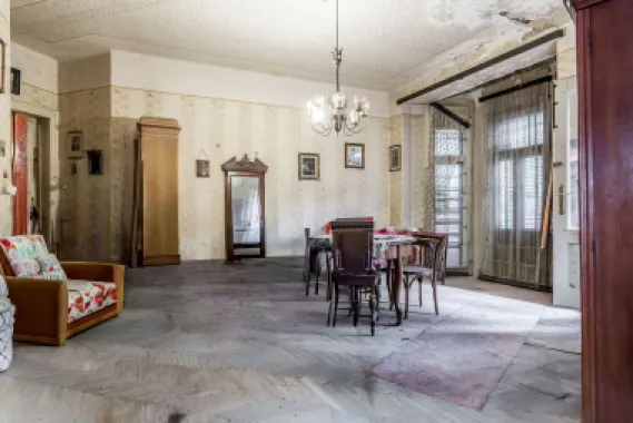 Apartament ultracentral cu 4 camere decomandat, etaj intermediar