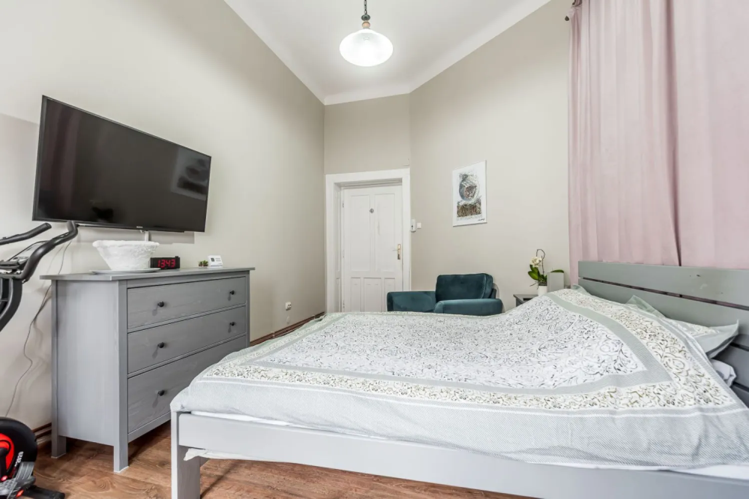 Apartament ultracentral cu 4 camere decomandat, etaj intermediar