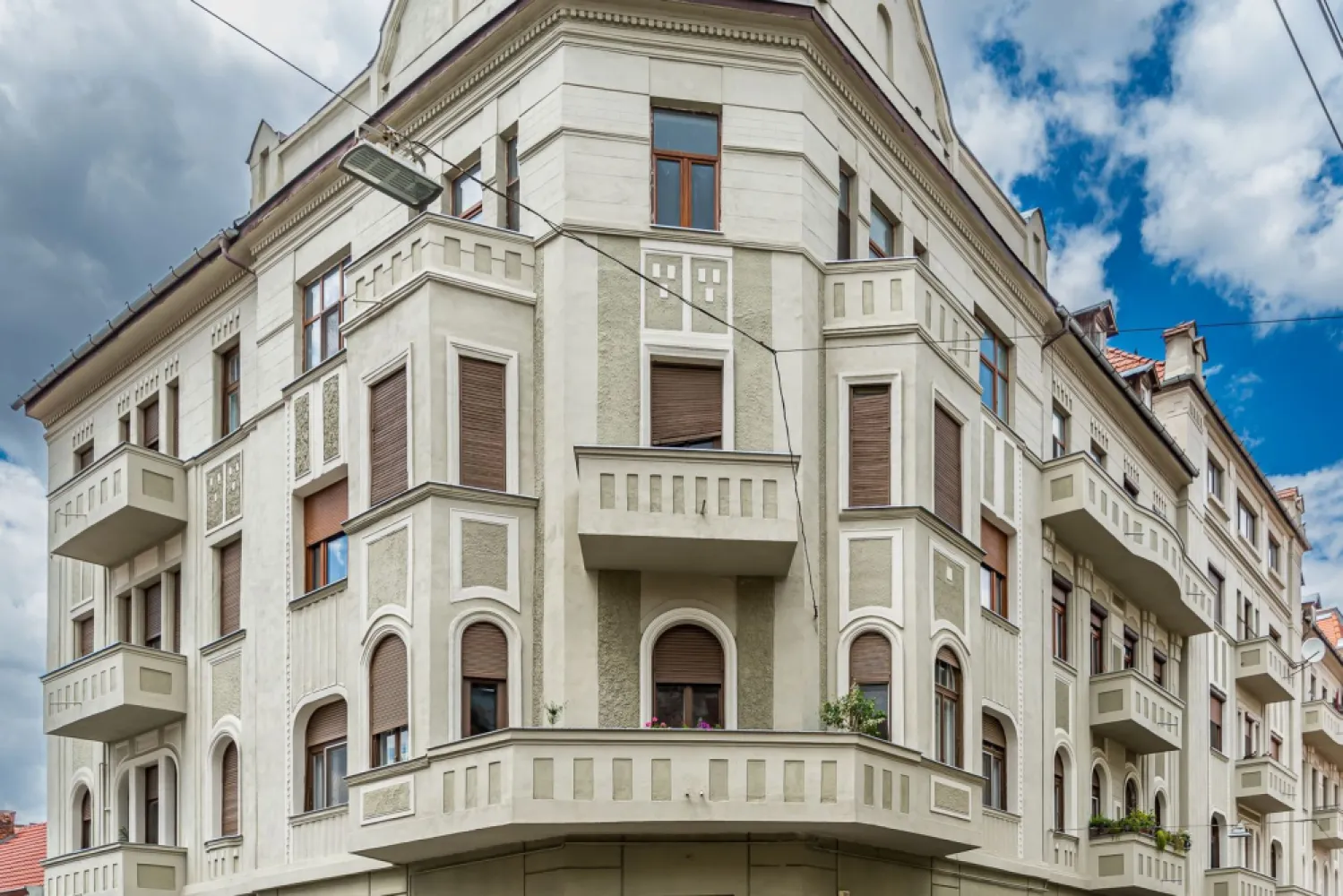 Apartament ultracentral cu 4 camere decomandat, etaj intermediar