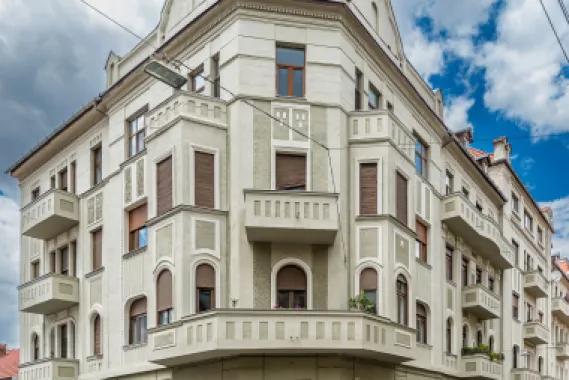 Apartament ultracentral cu 4 camere decomandat, etaj intermediar