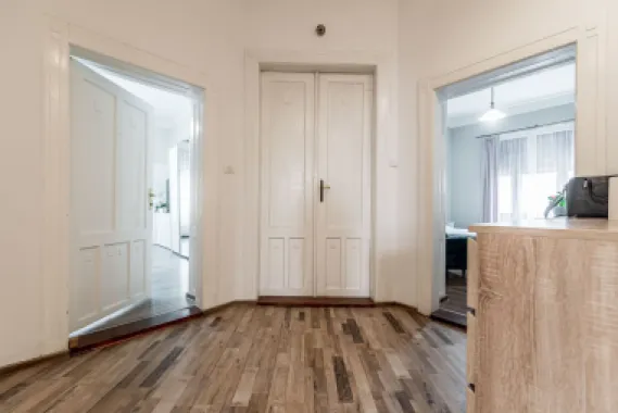 Apartament ultracentral cu 4 camere decomandat, etaj intermediar