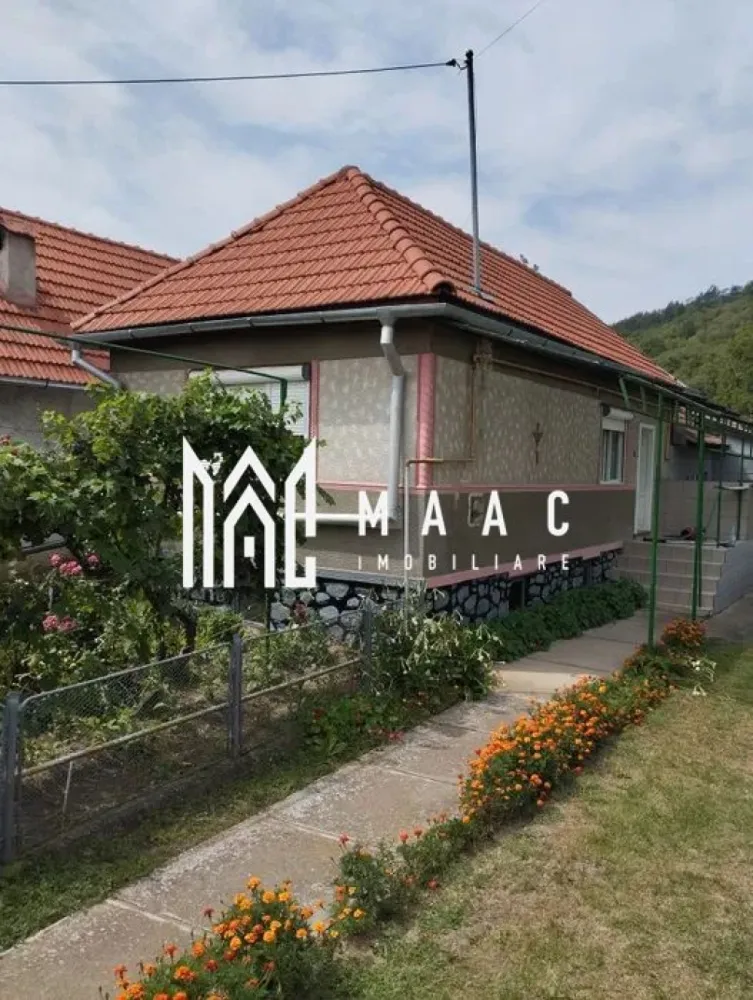 Casă 4 dormitoare | Curte și grădină | 29 km de Sibiu | Utilități complete - MAAC Imobiliare vă propune spre vânzare o casă situată la 29 km de Sibiu, ideală pentru cei care își doresc liniște, spațiu și un stil de viață aproape de natură. Detalii proprietate Casă izolată termic exterior Utilități complete: gaz, electricitate, apă curentă, canalizare Încălzire cu centrală proprie Curte generoasă + anexe gospodărești Compartimentare 4 dormitoare Bucătărie Cămară Baie 2 holuri la intrare 2 pivnițe — ideale pentru depozitare Exterior Grădină cu pomi fructiferi și viță de vie Curte mare, potrivită pentru relaxare sau activități gospodărești Anexe utile pentru depozitare sau creșterea animalelor Avantaje Zonă liniștită, departe de agitația orașului Toate utilitățile disponibile Spațiu generos interior și exterior Ideală pentru familie sau casă de vacanță 📞 Contactează-ne pentru mai multe detalii sau pentru a programa o vizionare, menționează CP2965788!