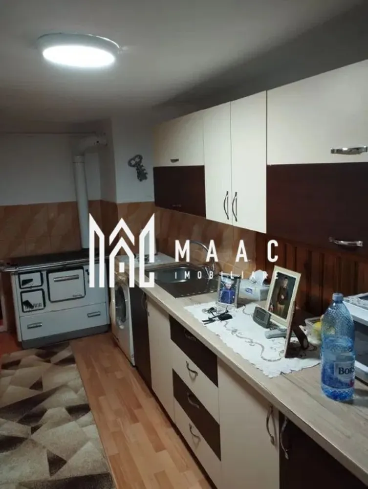 Casă 4 dormitoare | Curte și grădină | 29 km de Sibiu | Utilități complete - MAAC Imobiliare vă propune spre vânzare o casă situată la 29 km de Sibiu, ideală pentru cei care își doresc liniște, spațiu și un stil de viață aproape de natură. Detalii proprietate Casă izolată termic exterior Utilități complete: gaz, electricitate, apă curentă, canalizare Încălzire cu centrală proprie Curte generoasă + anexe gospodărești Compartimentare 4 dormitoare Bucătărie Cămară Baie 2 holuri la intrare 2 pivnițe — ideale pentru depozitare Exterior Grădină cu pomi fructiferi și viță de vie Curte mare, potrivită pentru relaxare sau activități gospodărești Anexe utile pentru depozitare sau creșterea animalelor Avantaje Zonă liniștită, departe de agitația orașului Toate utilitățile disponibile Spațiu generos interior și exterior Ideală pentru familie sau casă de vacanță 📞 Contactează-ne pentru mai multe detalii sau pentru a programa o vizionare, menționează CP2965788!