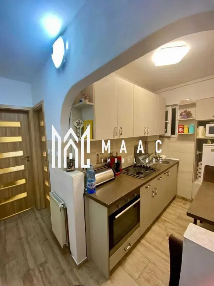 Apartament 2 camere | Renovat | Mobilat | Zona Korona - MAAC Imobiliare vă prezintă spre vânzare un apartament cu 2 camere, situat în zona Korona din Sibiu.

Caracteristici:
Apartament cu 2 camere.
Suprafață utilă de 38 mp.
Bloc izolat exterior, acoperit cu țiglă.
Dispune de pod deasupra, oferind un plus de izolație și spațiu suplimentar.
Încălzire prin centrală termică proprie.

Compartimentare:
Hol de acces.
Living.
Dormitor.
Bucătărie separată.
Baie.

Dotări și îmbunătățiri:
Apartamentul a fost renovat în anul 2020.
Instalațiile electrice și sanitare au fost înlocuite complet.
Locuință îngrijită, fără animale de companie și fără fumători.

Mobilare și utilare:
Se vinde complet mobilat și utilat, exact ca în fotografii.
Gata de mutare imediată, fără investiții suplimentare.

Avantaje locație
Acces rapid către școli, grădinițe, magazine și centre comerciale.

Pentru mai multe detalii precizati telefonic ca ati vazut anuntul cu ID: CP2987707