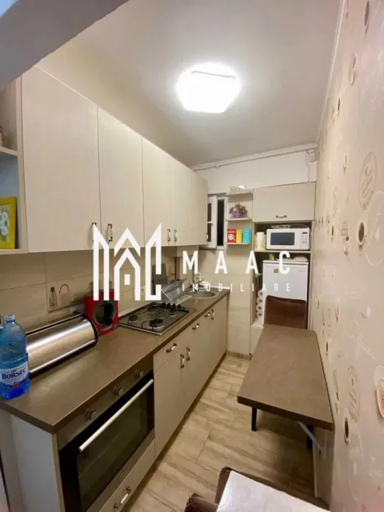 Apartament 2 camere | Renovat | Mobilat | Zona Korona - MAAC Imobiliare vă prezintă spre vânzare un apartament cu 2 camere, situat în zona Korona din Sibiu.

Caracteristici:
Apartament cu 2 camere.
Suprafață utilă de 38 mp.
Bloc izolat exterior, acoperit cu țiglă.
Dispune de pod deasupra, oferind un plus de izolație și spațiu suplimentar.
Încălzire prin centrală termică proprie.

Compartimentare:
Hol de acces.
Living.
Dormitor.
Bucătărie separată.
Baie.

Dotări și îmbunătățiri:
Apartamentul a fost renovat în anul 2020.
Instalațiile electrice și sanitare au fost înlocuite complet.
Locuință îngrijită, fără animale de companie și fără fumători.

Mobilare și utilare:
Se vinde complet mobilat și utilat, exact ca în fotografii.
Gata de mutare imediată, fără investiții suplimentare.

Avantaje locație
Acces rapid către școli, grădinițe, magazine și centre comerciale.

Pentru mai multe detalii precizati telefonic ca ati vazut anuntul cu ID: CP2987707