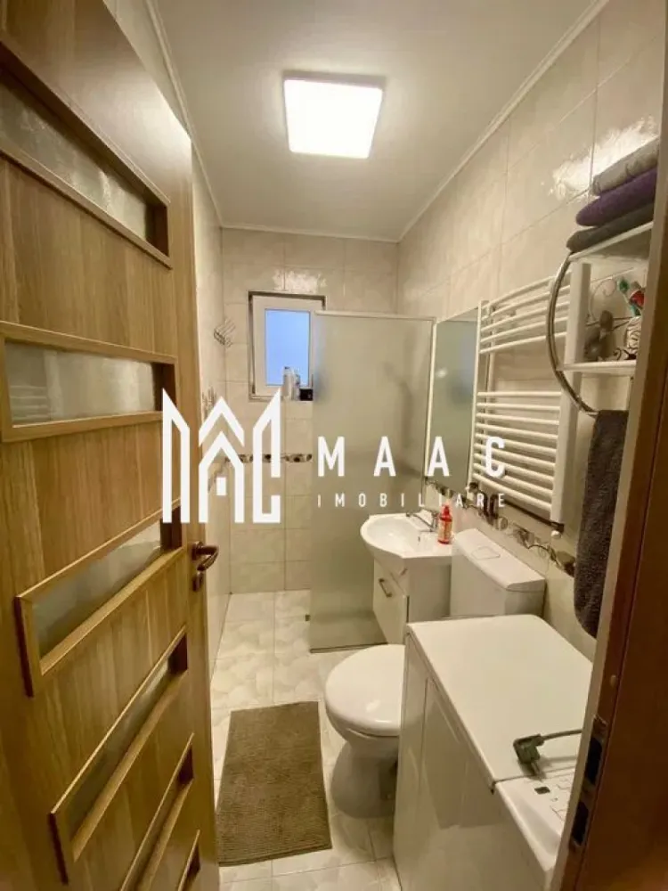 Apartament 2 camere | Renovat | Mobilat | Zona Korona - MAAC Imobiliare vă prezintă spre vânzare un apartament cu 2 camere, situat în zona Korona din Sibiu.

Caracteristici:
Apartament cu 2 camere.
Suprafață utilă de 38 mp.
Bloc izolat exterior, acoperit cu țiglă.
Dispune de pod deasupra, oferind un plus de izolație și spațiu suplimentar.
Încălzire prin centrală termică proprie.

Compartimentare:
Hol de acces.
Living.
Dormitor.
Bucătărie separată.
Baie.

Dotări și îmbunătățiri:
Apartamentul a fost renovat în anul 2020.
Instalațiile electrice și sanitare au fost înlocuite complet.
Locuință îngrijită, fără animale de companie și fără fumători.

Mobilare și utilare:
Se vinde complet mobilat și utilat, exact ca în fotografii.
Gata de mutare imediată, fără investiții suplimentare.

Avantaje locație
Acces rapid către școli, grădinițe, magazine și centre comerciale.

Pentru mai multe detalii precizati telefonic ca ati vazut anuntul cu ID: CP2987707