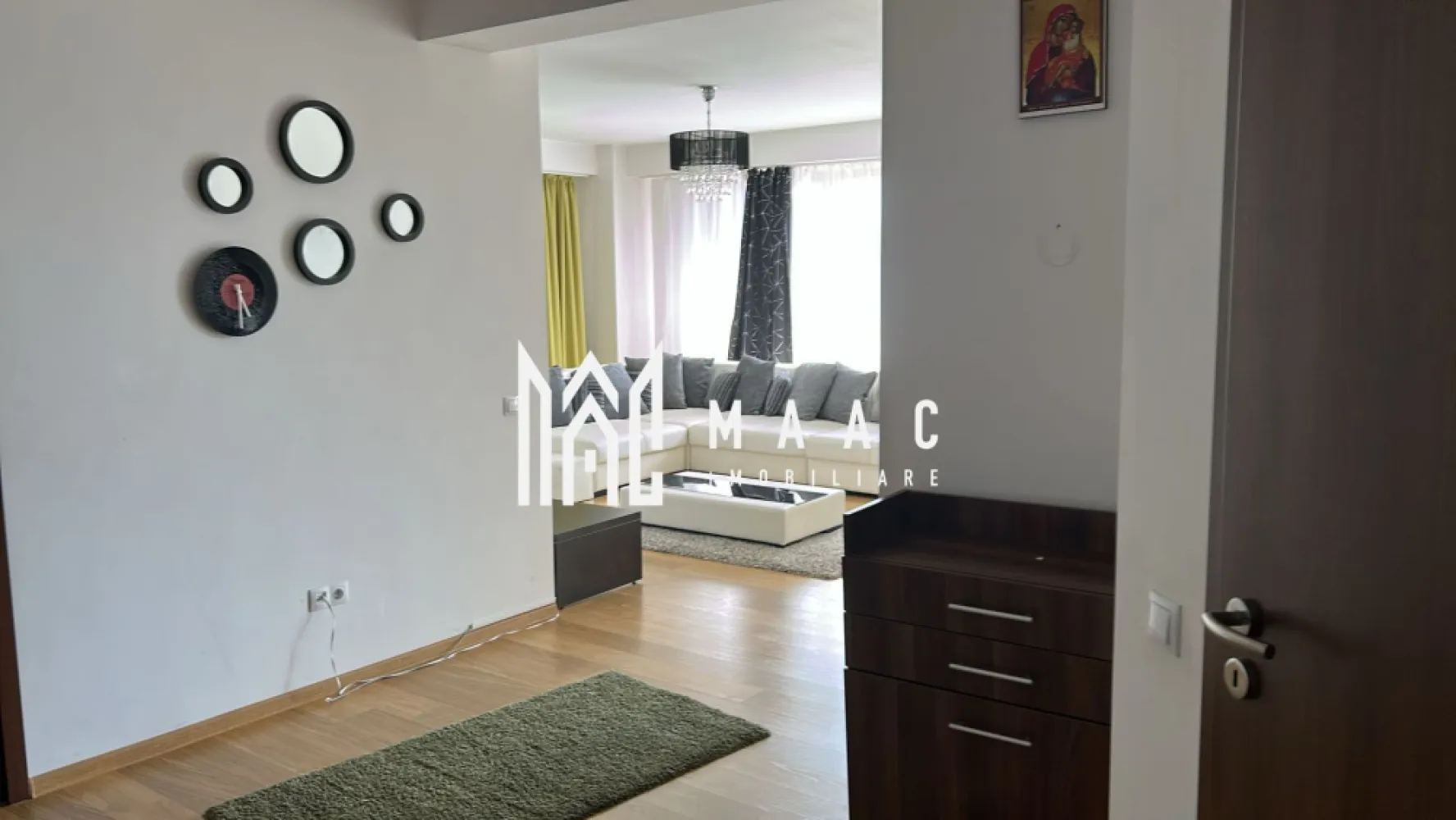 Apartament modern I 3 camere I 2 bai I Garaj I Lift - MAAC Imobiliare vă propune spre închiriere un apartament spațios și elegant cu 3 camere, ideal pentru cei care își doresc confort, funcționalitate și un stil de viață modern. Locuința este compartimentată inteligent și dispune de 2 băi, perfecte pentru confortul întregii familii, precum și de 2 balcoane generoase, ideale pentru momente de relaxare.

Apartamentul beneficiază de finisaje de calitate, lumină naturală din abundență și un ambient primitor, fiind situat într-un imobil dotat cu lift pentru acces facil. În plus, proprietatea include loc de parcare în garaj subteran, oferind siguranță și comoditate.

O alegere excelentă pentru cei care caută un cămin modern, într-o locuință practică și bine organizată.
Se percepe garanție ,comision 50% din prima chirie !
Disponibil imediat 

Pt mai multe detalii precizați că ați văzut anunțul cu ID CP3045612