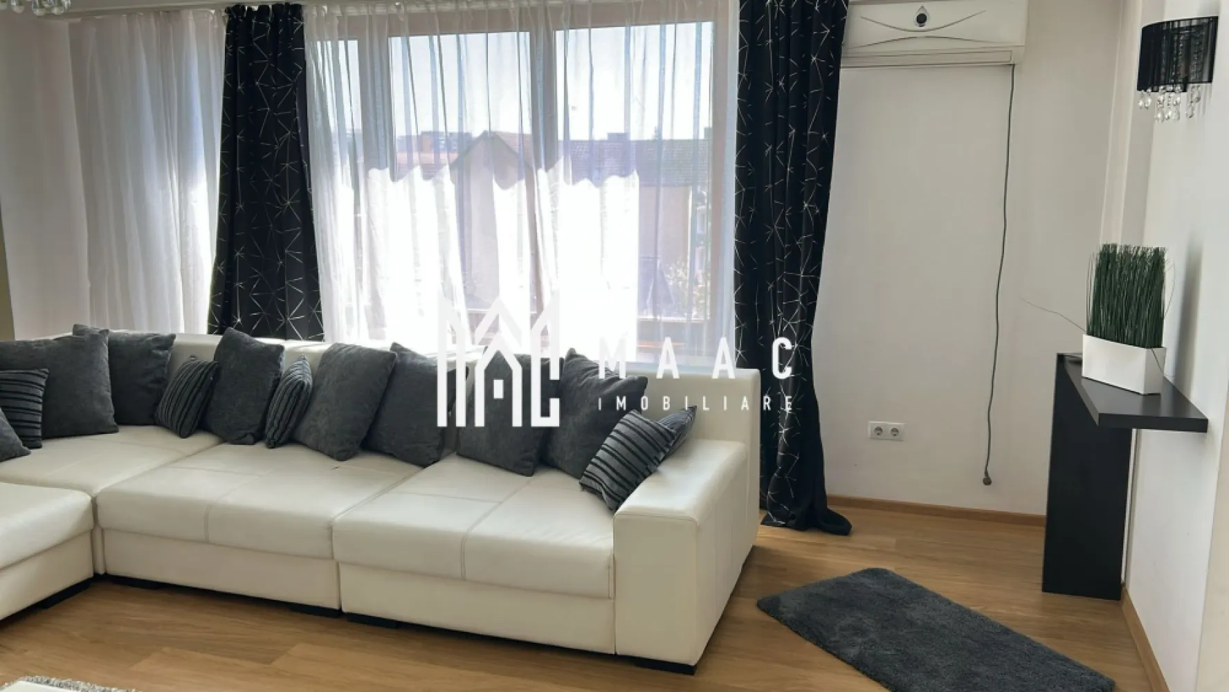 Apartament modern I 3 camere I 2 bai I Garaj I Lift - MAAC Imobiliare vă propune spre închiriere un apartament spațios și elegant cu 3 camere, ideal pentru cei care își doresc confort, funcționalitate și un stil de viață modern. Locuința este compartimentată inteligent și dispune de 2 băi, perfecte pentru confortul întregii familii, precum și de 2 balcoane generoase, ideale pentru momente de relaxare.

Apartamentul beneficiază de finisaje de calitate, lumină naturală din abundență și un ambient primitor, fiind situat într-un imobil dotat cu lift pentru acces facil. În plus, proprietatea include loc de parcare în garaj subteran, oferind siguranță și comoditate.

O alegere excelentă pentru cei care caută un cămin modern, într-o locuință practică și bine organizată.
Se percepe garanție ,comision 50% din prima chirie !
Disponibil imediat 

Pt mai multe detalii precizați că ați văzut anunțul cu ID CP3045612