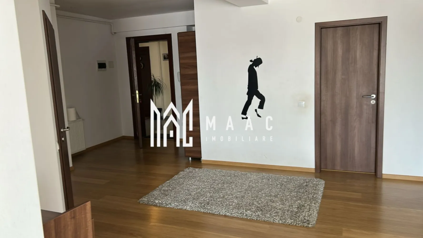Apartament modern I 3 camere I 2 bai I Garaj I Lift - MAAC Imobiliare vă propune spre închiriere un apartament spațios și elegant cu 3 camere, ideal pentru cei care își doresc confort, funcționalitate și un stil de viață modern. Locuința este compartimentată inteligent și dispune de 2 băi, perfecte pentru confortul întregii familii, precum și de 2 balcoane generoase, ideale pentru momente de relaxare.

Apartamentul beneficiază de finisaje de calitate, lumină naturală din abundență și un ambient primitor, fiind situat într-un imobil dotat cu lift pentru acces facil. În plus, proprietatea include loc de parcare în garaj subteran, oferind siguranță și comoditate.

O alegere excelentă pentru cei care caută un cămin modern, într-o locuință practică și bine organizată.
Se percepe garanție ,comision 50% din prima chirie !
Disponibil imediat 

Pt mai multe detalii precizați că ați văzut anunțul cu ID CP3045612