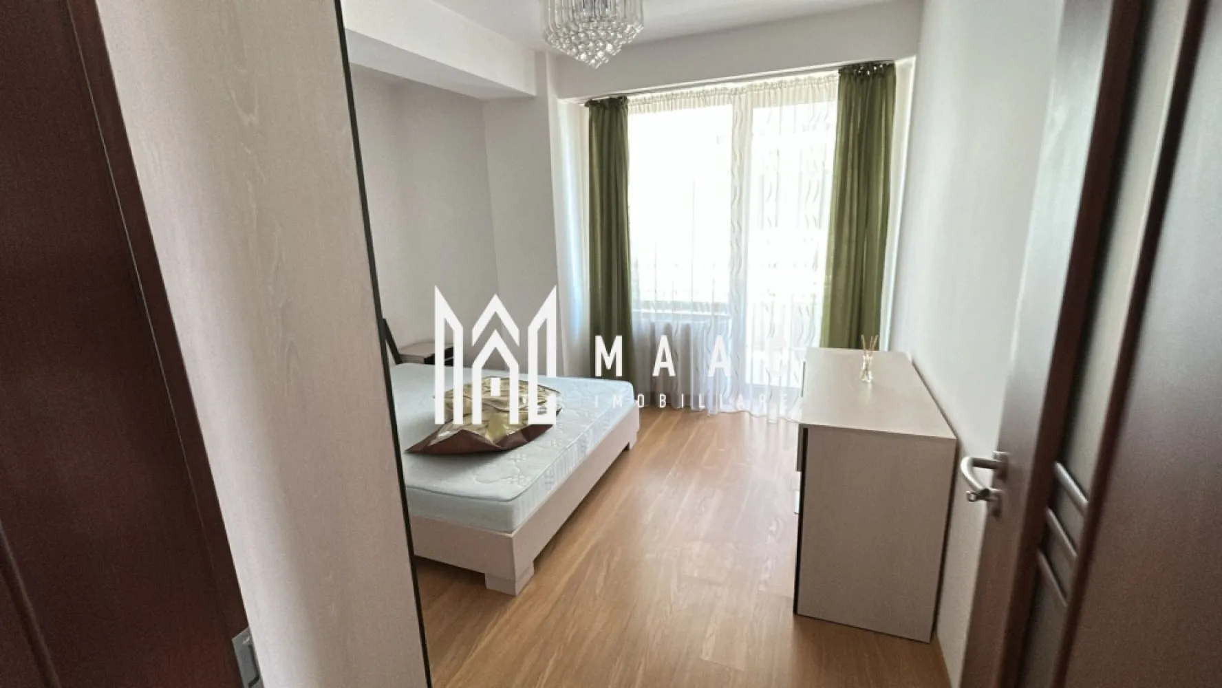 Apartament modern I 3 camere I 2 bai I Garaj I Lift - MAAC Imobiliare vă propune spre închiriere un apartament spațios și elegant cu 3 camere, ideal pentru cei care își doresc confort, funcționalitate și un stil de viață modern. Locuința este compartimentată inteligent și dispune de 2 băi, perfecte pentru confortul întregii familii, precum și de 2 balcoane generoase, ideale pentru momente de relaxare.

Apartamentul beneficiază de finisaje de calitate, lumină naturală din abundență și un ambient primitor, fiind situat într-un imobil dotat cu lift pentru acces facil. În plus, proprietatea include loc de parcare în garaj subteran, oferind siguranță și comoditate.

O alegere excelentă pentru cei care caută un cămin modern, într-o locuință practică și bine organizată.
Se percepe garanție ,comision 50% din prima chirie !
Disponibil imediat 

Pt mai multe detalii precizați că ați văzut anunțul cu ID CP3045612