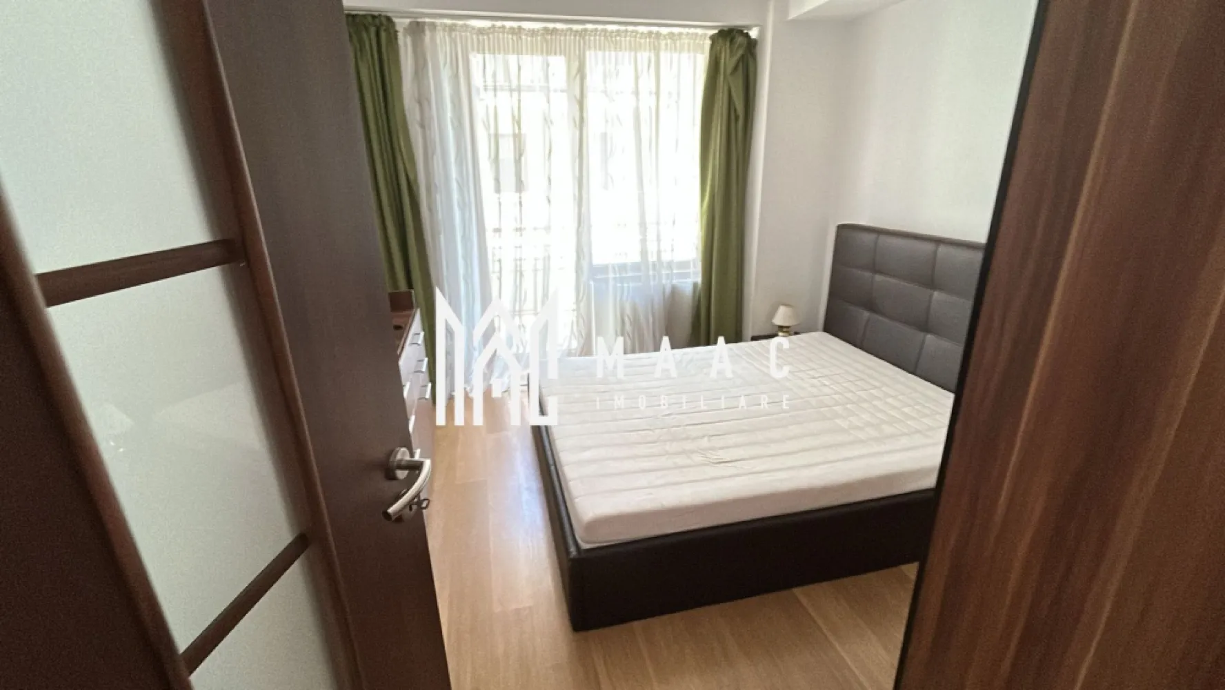 Apartament modern I 3 camere I 2 bai I Garaj I Lift - MAAC Imobiliare vă propune spre închiriere un apartament spațios și elegant cu 3 camere, ideal pentru cei care își doresc confort, funcționalitate și un stil de viață modern. Locuința este compartimentată inteligent și dispune de 2 băi, perfecte pentru confortul întregii familii, precum și de 2 balcoane generoase, ideale pentru momente de relaxare.

Apartamentul beneficiază de finisaje de calitate, lumină naturală din abundență și un ambient primitor, fiind situat într-un imobil dotat cu lift pentru acces facil. În plus, proprietatea include loc de parcare în garaj subteran, oferind siguranță și comoditate.

O alegere excelentă pentru cei care caută un cămin modern, într-o locuință practică și bine organizată.
Se percepe garanție ,comision 50% din prima chirie !
Disponibil imediat 

Pt mai multe detalii precizați că ați văzut anunțul cu ID CP3045612