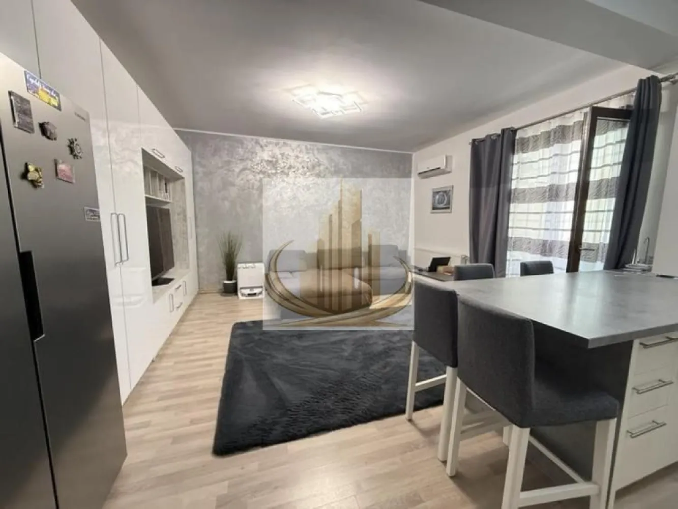 🏡 Apartament modern 2 camere, 53mpn+ balcon, parcare inclusă - Grand Mobilis Imobiliare vă propune spre vânzare un apartament modern cu 2 camere, situat în Giroc, într-o zonă liniștită, ideal atât pentru locuit, cât și pentru investiție.

📍 Imobilul este amplasat la parterul unui bloc cu regim de înălțime P+1, construit în anul 2013.

⸻

🔑 Caracteristici principale:

✔ Suprafață utilă: 53 mp
✔ Balcon generos: 9 mp
✔ Loc de parcare inclus în preț
✔ Acces la grădină comună

✔ Se vinde complet mobilat și utilat

⸻

🏠 Compartimentare:

* Living open-space
* Dormitor
* Bucătărie
* Baie
* Hol

⸻

⚙️ Dotări și finisaje:

✔ Centrală proprie + calorifere
✔ Geamuri PVC termopan
✔ Ușă metalică la intrare
✔ Uși interioare MDF
✔ Pardoseli: parchet și gresie
✔ Pereți finisați cu lavabil și faianță
✔ Stare interior: foarte bună

⸻

📍 Avantaje:

✔ Zonă liniștită
✔ Aproape de mijloace de transport în comun
✔ Acces facil către puncte de interes

⸻

💶 Preț: 98.500 €

📞 Pentru mai multe detalii sau programarea unei vizionări, vă stăm la dispoziție
ID intern CP3046606