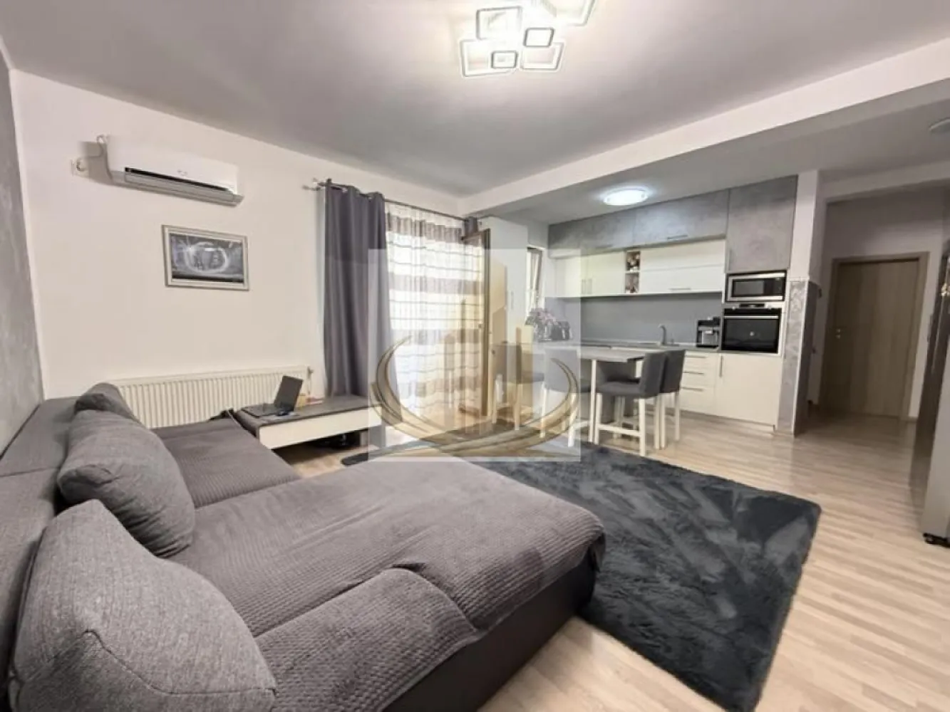 🏡 Apartament modern 2 camere, 53mpn+ balcon, parcare inclusă - Grand Mobilis Imobiliare vă propune spre vânzare un apartament modern cu 2 camere, situat în Giroc, într-o zonă liniștită, ideal atât pentru locuit, cât și pentru investiție.

📍 Imobilul este amplasat la parterul unui bloc cu regim de înălțime P+1, construit în anul 2013.

⸻

🔑 Caracteristici principale:

✔ Suprafață utilă: 53 mp
✔ Balcon generos: 9 mp
✔ Loc de parcare inclus în preț
✔ Acces la grădină comună

✔ Se vinde complet mobilat și utilat

⸻

🏠 Compartimentare:

* Living open-space
* Dormitor
* Bucătărie
* Baie
* Hol

⸻

⚙️ Dotări și finisaje:

✔ Centrală proprie + calorifere
✔ Geamuri PVC termopan
✔ Ușă metalică la intrare
✔ Uși interioare MDF
✔ Pardoseli: parchet și gresie
✔ Pereți finisați cu lavabil și faianță
✔ Stare interior: foarte bună

⸻

📍 Avantaje:

✔ Zonă liniștită
✔ Aproape de mijloace de transport în comun
✔ Acces facil către puncte de interes

⸻

💶 Preț: 98.500 €

📞 Pentru mai multe detalii sau programarea unei vizionări, vă stăm la dispoziție
ID intern CP3046606