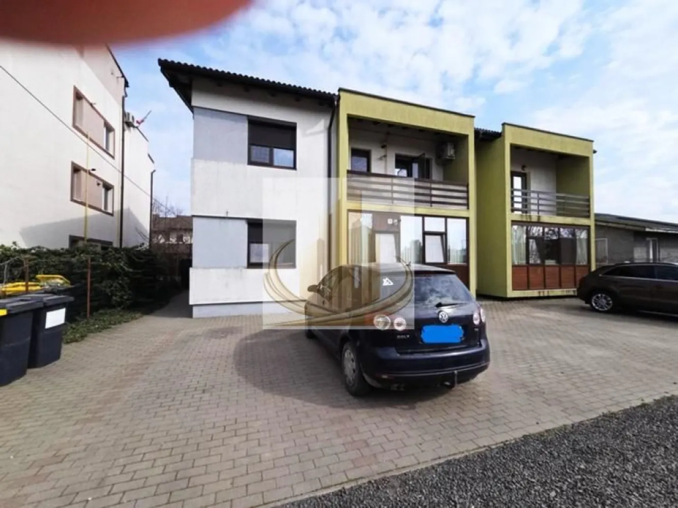 🏡 Apartament modern 2 camere, 53mpn+ balcon, parcare inclusă - Grand Mobilis Imobiliare vă propune spre vânzare un apartament modern cu 2 camere, situat în Giroc, într-o zonă liniștită, ideal atât pentru locuit, cât și pentru investiție.

📍 Imobilul este amplasat la parterul unui bloc cu regim de înălțime P+1, construit în anul 2013.

⸻

🔑 Caracteristici principale:

✔ Suprafață utilă: 53 mp
✔ Balcon generos: 9 mp
✔ Loc de parcare inclus în preț
✔ Acces la grădină comună

✔ Se vinde complet mobilat și utilat

⸻

🏠 Compartimentare:

* Living open-space
* Dormitor
* Bucătărie
* Baie
* Hol

⸻

⚙️ Dotări și finisaje:

✔ Centrală proprie + calorifere
✔ Geamuri PVC termopan
✔ Ușă metalică la intrare
✔ Uși interioare MDF
✔ Pardoseli: parchet și gresie
✔ Pereți finisați cu lavabil și faianță
✔ Stare interior: foarte bună

⸻

📍 Avantaje:

✔ Zonă liniștită
✔ Aproape de mijloace de transport în comun
✔ Acces facil către puncte de interes

⸻

💶 Preț: 98.500 €

📞 Pentru mai multe detalii sau programarea unei vizionări, vă stăm la dispoziție
ID intern CP3046606