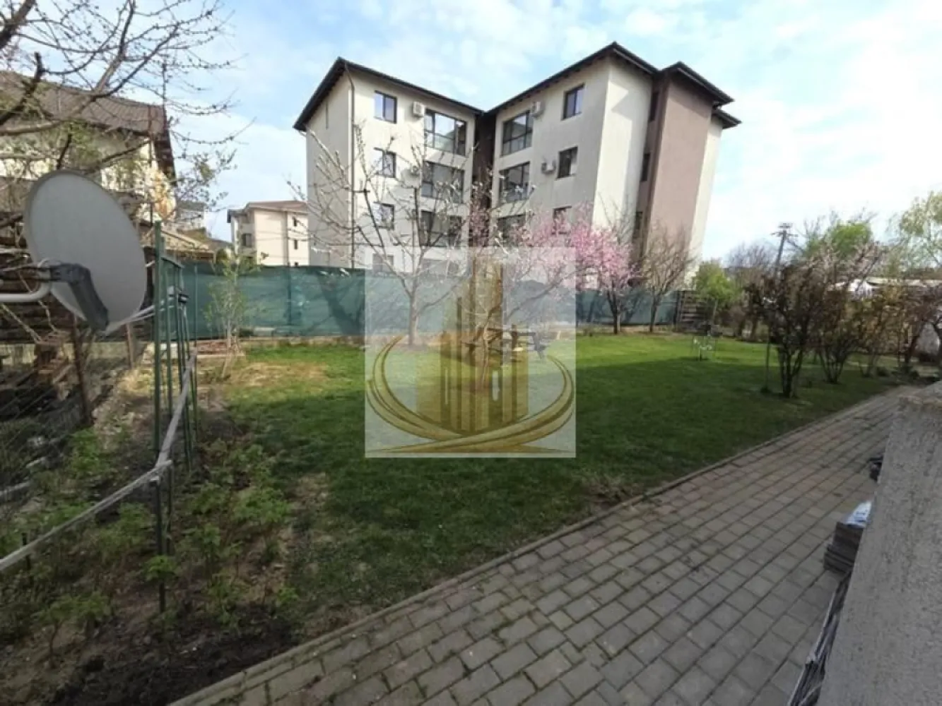 🏡 Apartament modern 2 camere, 53mpn+ balcon, parcare inclusă - Grand Mobilis Imobiliare vă propune spre vânzare un apartament modern cu 2 camere, situat în Giroc, într-o zonă liniștită, ideal atât pentru locuit, cât și pentru investiție.

📍 Imobilul este amplasat la parterul unui bloc cu regim de înălțime P+1, construit în anul 2013.

⸻

🔑 Caracteristici principale:

✔ Suprafață utilă: 53 mp
✔ Balcon generos: 9 mp
✔ Loc de parcare inclus în preț
✔ Acces la grădină comună

✔ Se vinde complet mobilat și utilat

⸻

🏠 Compartimentare:

* Living open-space
* Dormitor
* Bucătărie
* Baie
* Hol

⸻

⚙️ Dotări și finisaje:

✔ Centrală proprie + calorifere
✔ Geamuri PVC termopan
✔ Ușă metalică la intrare
✔ Uși interioare MDF
✔ Pardoseli: parchet și gresie
✔ Pereți finisați cu lavabil și faianță
✔ Stare interior: foarte bună

⸻

📍 Avantaje:

✔ Zonă liniștită
✔ Aproape de mijloace de transport în comun
✔ Acces facil către puncte de interes

⸻

💶 Preț: 98.500 €

📞 Pentru mai multe detalii sau programarea unei vizionări, vă stăm la dispoziție
ID intern CP3046606