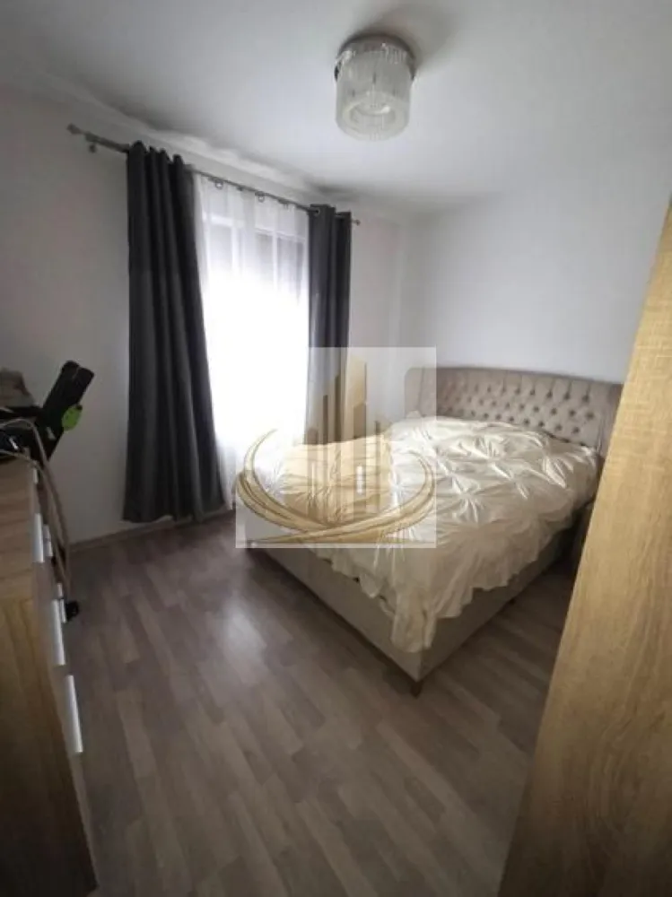 🏡 Apartament modern 2 camere, 53mpn+ balcon, parcare inclusă - Grand Mobilis Imobiliare vă propune spre vânzare un apartament modern cu 2 camere, situat în Giroc, într-o zonă liniștită, ideal atât pentru locuit, cât și pentru investiție.

📍 Imobilul este amplasat la parterul unui bloc cu regim de înălțime P+1, construit în anul 2013.

⸻

🔑 Caracteristici principale:

✔ Suprafață utilă: 53 mp
✔ Balcon generos: 9 mp
✔ Loc de parcare inclus în preț
✔ Acces la grădină comună

✔ Se vinde complet mobilat și utilat

⸻

🏠 Compartimentare:

* Living open-space
* Dormitor
* Bucătărie
* Baie
* Hol

⸻

⚙️ Dotări și finisaje:

✔ Centrală proprie + calorifere
✔ Geamuri PVC termopan
✔ Ușă metalică la intrare
✔ Uși interioare MDF
✔ Pardoseli: parchet și gresie
✔ Pereți finisați cu lavabil și faianță
✔ Stare interior: foarte bună

⸻

📍 Avantaje:

✔ Zonă liniștită
✔ Aproape de mijloace de transport în comun
✔ Acces facil către puncte de interes

⸻

💶 Preț: 98.500 €

📞 Pentru mai multe detalii sau programarea unei vizionări, vă stăm la dispoziție
ID intern CP3046606