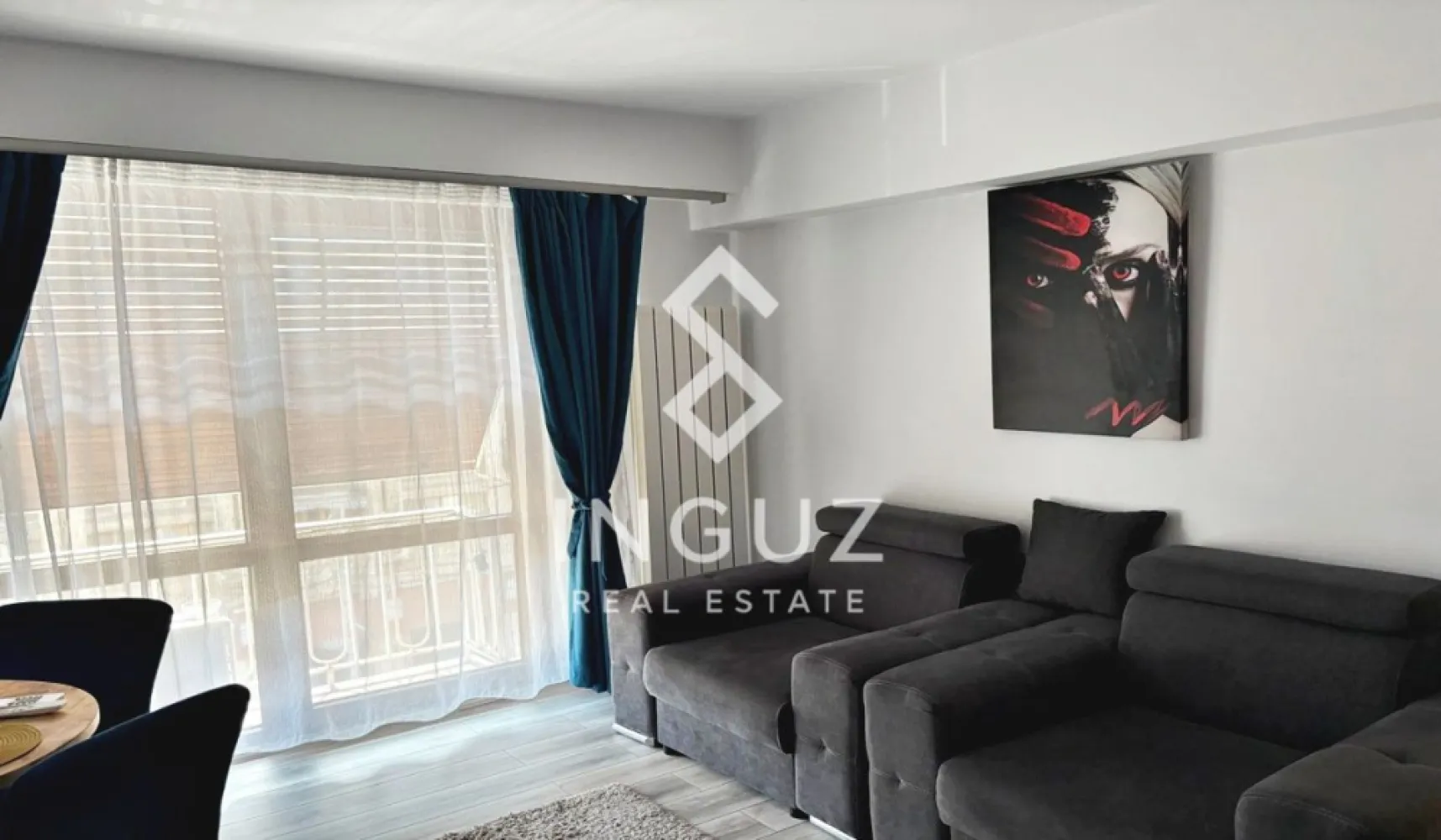 Apartament 2 camere de închiriat – Calea Victoriei (Ultracentral) - Apartament 2 camere de închiriat – Calea Victoriei (Ultracentral)

Preț: 700 € / lună
Locație: București – Calea Victoriei, lângă Capșa

Specificații:
Suprafață utilă: 42 mp
Număr camere: 2
Compartimentare: Semidecomandat
Etaj: 3
An construcție: înainte de 1977
Stare: Lux / Modern

Descriere:
Inguz Real Estate vă propune spre închiriere un apartament de 2 camere, situat într-una dintre cele mai exclusiviste zone din București – Calea Victoriei, în imediata apropiere de Capșa.

Apartamentul este amenajat la standarde premium, cu design modern și finisaje de înaltă calitate, oferind un spațiu elegant și confortabil, ideal pentru locuire în centrul orașului.

Este complet mobilat și utilat, beneficiind de mobilier modern, electrocasnice de calitate și un ambient rafinat, potrivit pentru cei care apreciază stilul urban și poziționarea ultracentrală.

Compartimentarea semidecomandată optimizează spațiul, iar poziționarea la etajul 3 oferă un echilibru ideal între accesibilitate și confort.

Locația este un punct forte major – pe Calea Victoriei, la câțiva pași de restaurante exclusiviste, cafenele, hoteluri de lux, centre culturale și principalele puncte de interes ale orașului, cu acces rapid la transport în comun.

Ideal pentru profesioniști, expați sau persoane care își doresc un stil de viață premium în inima Bucureștiului.

Comision agenție: 50% din prima lună de chirie