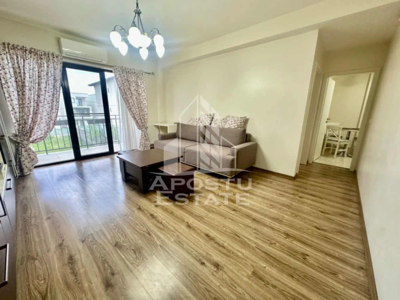 Apartament cu 2 camere, bucatarie inchisa, etaj 1, zona centrala Giroc - Agentia imobiliara APOSTU ESTATE va ofera spre vanzare un apartament cu 2 camere, semidecomandat, situat la etajul 1, pe strada principala din Giroc.
Beneficiaza de o suprafata de 56 mp utili + balcon de 6 mp.
Confortul termic se realizeaza cu ajutorul centralei proprii pe gaz cu incalzire pe calorifere, dar si a climei pe timp de vara.
Dispune de 1 loc de parcare.
Se vinde complet utilat si mobilat.
Bucataria este inchisa si complet utilata si mobilata.

Compartimentare:
- hol acces
- bucatarie inchisa
- living cu iesire pe balcon
- hol de compartimentare
- baie cu cada
- dormitor
- debara

Pretul este 115.000 euro negociabil
Va asteptam cu drag la o vizionare si poti deveni chiar tu noul proprietar al acestui imobil.
CP 3120844
