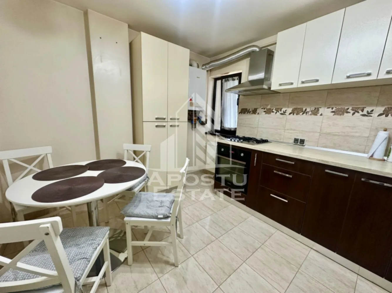 Apartament cu 2 camere, bucatarie inchisa, etaj 1, zona centrala Giroc - Agentia imobiliara APOSTU ESTATE va ofera spre vanzare un apartament cu 2 camere, semidecomandat, situat la etajul 1, pe strada principala din Giroc.
Beneficiaza de o suprafata de 56 mp utili + balcon de 6 mp.
Confortul termic se realizeaza cu ajutorul centralei proprii pe gaz cu incalzire pe calorifere, dar si a climei pe timp de vara.
Dispune de 1 loc de parcare.
Se vinde complet utilat si mobilat.
Bucataria este inchisa si complet utilata si mobilata.

Compartimentare:
- hol acces
- bucatarie inchisa
- living cu iesire pe balcon
- hol de compartimentare
- baie cu cada
- dormitor
- debara

Pretul este 115.000 euro negociabil
Va asteptam cu drag la o vizionare si poti deveni chiar tu noul proprietar al acestui imobil.
CP 3120844