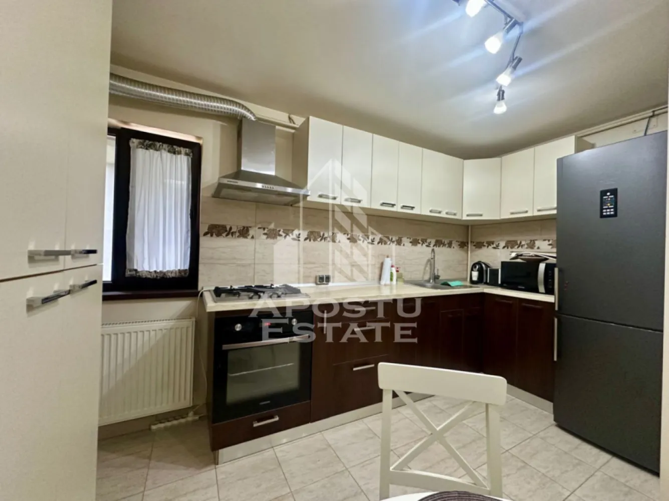 Apartament cu 2 camere, bucatarie inchisa, etaj 1, zona centrala Giroc