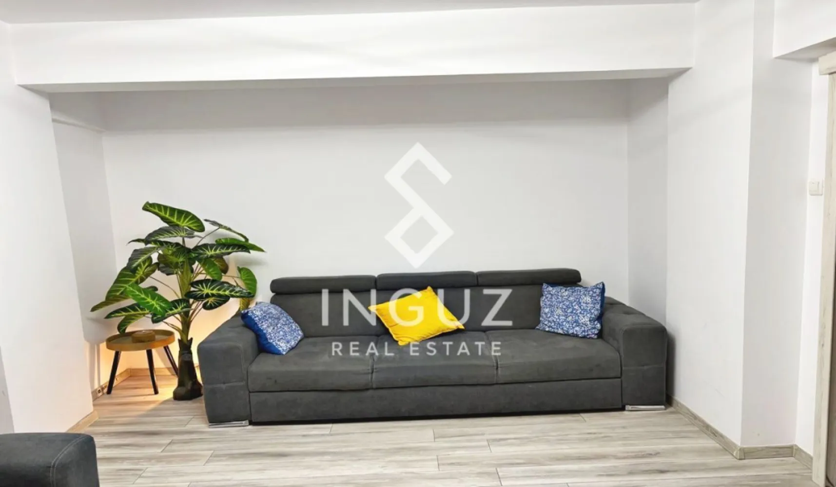 Apartament 2 camere de închiriat – Calea Victoriei (Ultracentral) - Apartament 2 camere de închiriat – Calea Victoriei (Ultracentral)

Preț: 700 € / lună
Locație: București – Calea Victoriei, lângă Capșa

Specificații:
Suprafață utilă: 42 mp
Număr camere: 2
Compartimentare: Semidecomandat
Etaj: 3
An construcție: înainte de 1977
Stare: Lux / Modern

Descriere:
Inguz Real Estate vă propune spre închiriere un apartament de 2 camere, situat într-una dintre cele mai exclusiviste zone din București – Calea Victoriei, în imediata apropiere de Capșa.

Apartamentul este amenajat la standarde premium, cu design modern și finisaje de înaltă calitate, oferind un spațiu elegant și confortabil, ideal pentru locuire în centrul orașului.

Este complet mobilat și utilat, beneficiind de mobilier modern, electrocasnice de calitate și un ambient rafinat, potrivit pentru cei care apreciază stilul urban și poziționarea ultracentrală.

Compartimentarea semidecomandată optimizează spațiul, iar poziționarea la etajul 3 oferă un echilibru ideal între accesibilitate și confort.

Locația este un punct forte major – pe Calea Victoriei, la câțiva pași de restaurante exclusiviste, cafenele, hoteluri de lux, centre culturale și principalele puncte de interes ale orașului, cu acces rapid la transport în comun.

Ideal pentru profesioniști, expați sau persoane care își doresc un stil de viață premium în inima Bucureștiului.

Comision agenție: 50% din prima lună de chirie