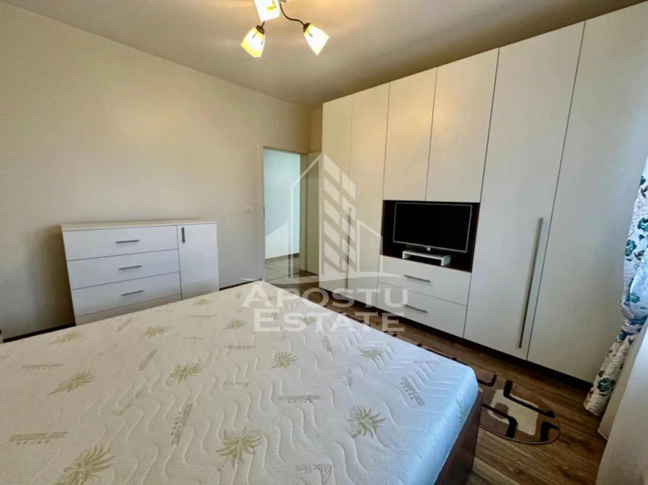Apartament cu 2 camere, bucatarie inchisa, etaj 1, zona centrala Giroc