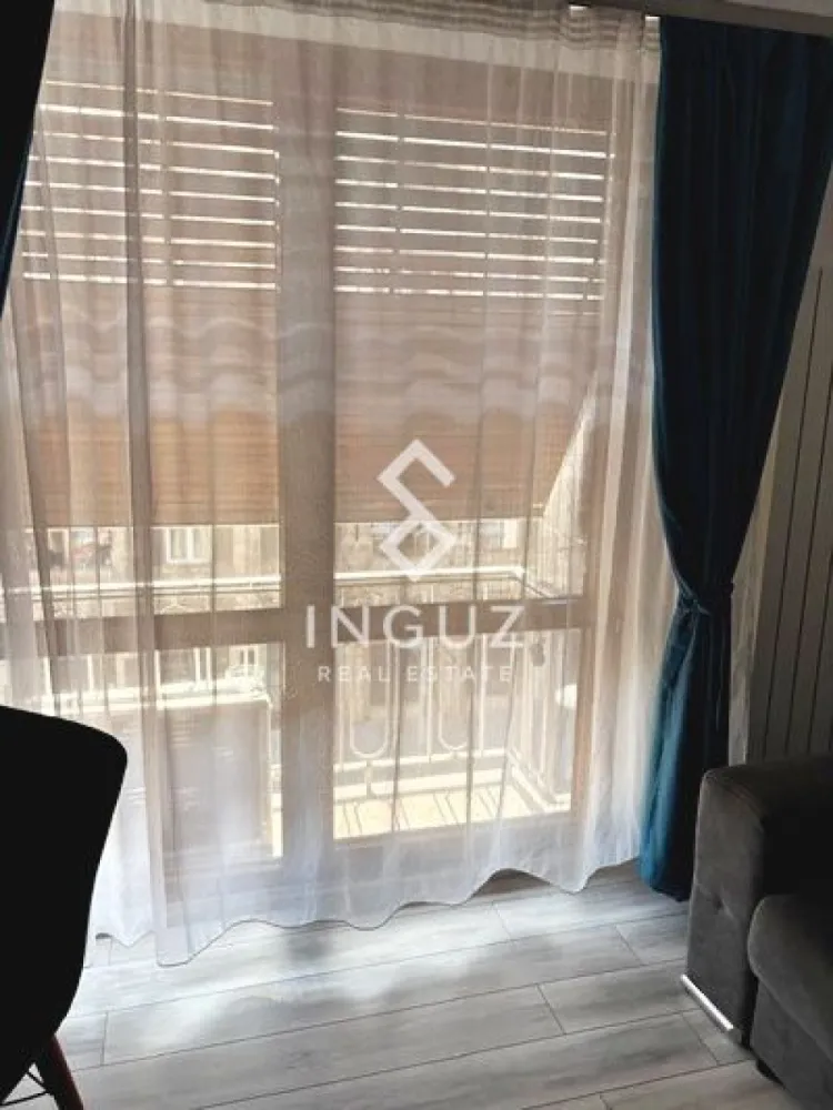 Apartament 2 camere de închiriat – Calea Victoriei (Ultracentral) - Apartament 2 camere de închiriat – Calea Victoriei (Ultracentral)

Preț: 700 € / lună
Locație: București – Calea Victoriei, lângă Capșa

Specificații:
Suprafață utilă: 42 mp
Număr camere: 2
Compartimentare: Semidecomandat
Etaj: 3
An construcție: înainte de 1977
Stare: Lux / Modern

Descriere:
Inguz Real Estate vă propune spre închiriere un apartament de 2 camere, situat într-una dintre cele mai exclusiviste zone din București – Calea Victoriei, în imediata apropiere de Capșa.

Apartamentul este amenajat la standarde premium, cu design modern și finisaje de înaltă calitate, oferind un spațiu elegant și confortabil, ideal pentru locuire în centrul orașului.

Este complet mobilat și utilat, beneficiind de mobilier modern, electrocasnice de calitate și un ambient rafinat, potrivit pentru cei care apreciază stilul urban și poziționarea ultracentrală.

Compartimentarea semidecomandată optimizează spațiul, iar poziționarea la etajul 3 oferă un echilibru ideal între accesibilitate și confort.

Locația este un punct forte major – pe Calea Victoriei, la câțiva pași de restaurante exclusiviste, cafenele, hoteluri de lux, centre culturale și principalele puncte de interes ale orașului, cu acces rapid la transport în comun.

Ideal pentru profesioniști, expați sau persoane care își doresc un stil de viață premium în inima Bucureștiului.

Comision agenție: 50% din prima lună de chirie