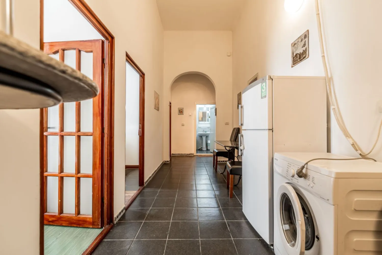 Apartament ultracentral cu 3 camere plus un bonus Comision 0 - Comision 0%
Apartament cu 3 camere situat într-una dintre cele mai centrale zone ale Aradului, în Piața Avram Iancu, la colț cu strada Metianu, la doar câțiva pași de Teatru. Locuința este compusă din 3 camere, bucătărie, baie și bonus: încă o a 4 a camera cu acces separat, ideală pentru a fi folosită ca spălătorie, dressing sau spațiu de depozitare.

Datorită poziției ultracentrale și compartimentării practice, proprietatea reprezintă o excelentă oportunitate de investiție, fiind potrivită atât pentru locuit, închiriere în regim clasic sau hotelier, cât și pentru birouri, cabinet, etc. Încălzirea este de la CET, însă există posibilitatea montării unei centrale proprii pe gaz, conducta de gaz fiind în imediata apropiere a apartamentului.

Un apartament compact, bine poziționat și cu un potențial excelent de valorificare.

📞 Pentru detalii și programarea unei vizionări:
Blaga Flavius – 0754467525 Consultant imobiliar acreditat APAIR (Asociația Profesională a Agenților Imobiliari din România)

Nu dispui de toată suma? Te ajutăm noi gratuit! Îți obținem oferte de la 16 bănci.
Ai o proprietate de vânzare în Arad și vrei să știi cât valorează cu adevărat?

Birou: ACASĂ | Agenție imobiliară Arad
Adresă: Bulevardul Decebal 2, Arad 310133